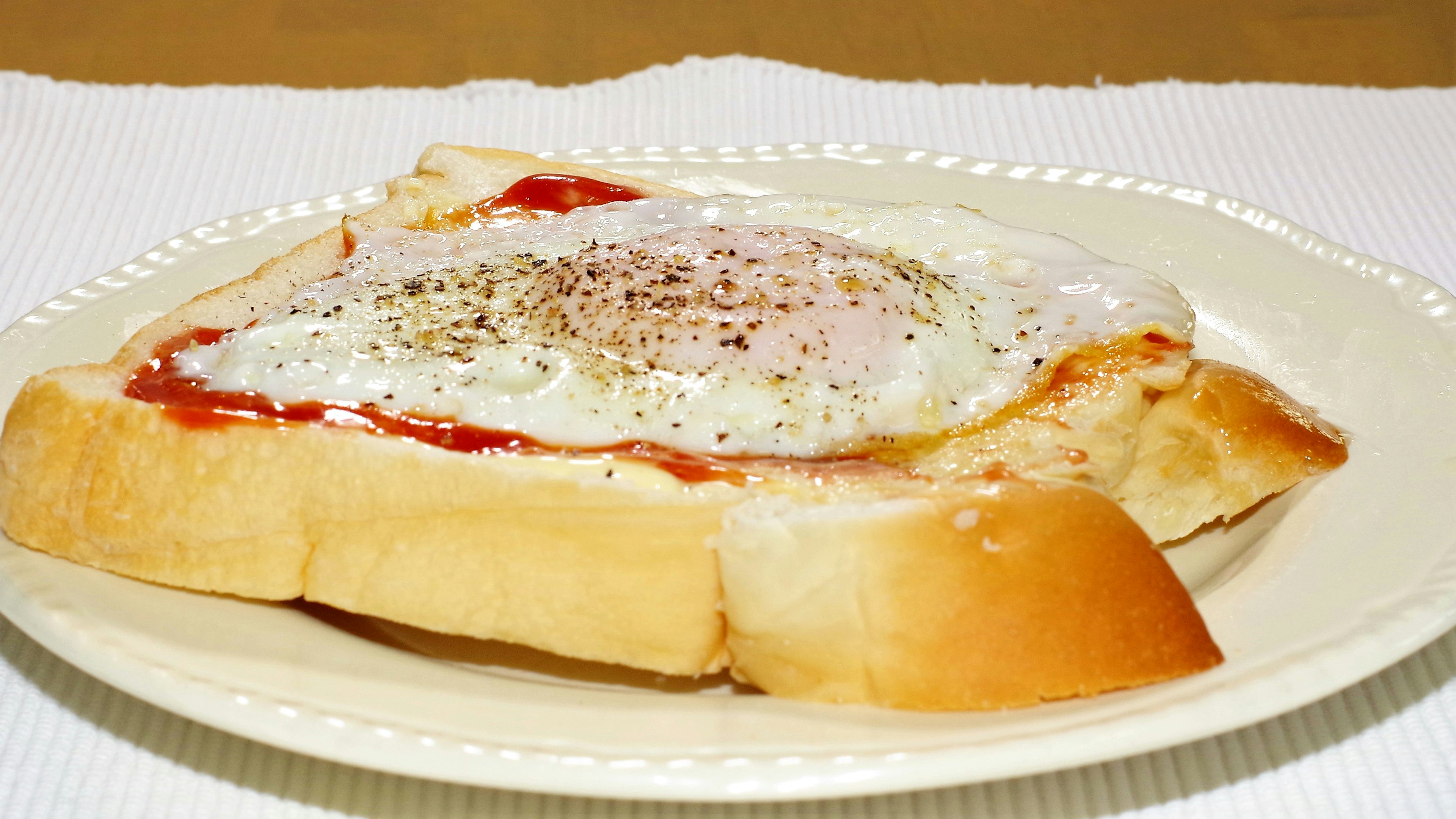 Toast mit Ketchup und einem Spiegelei