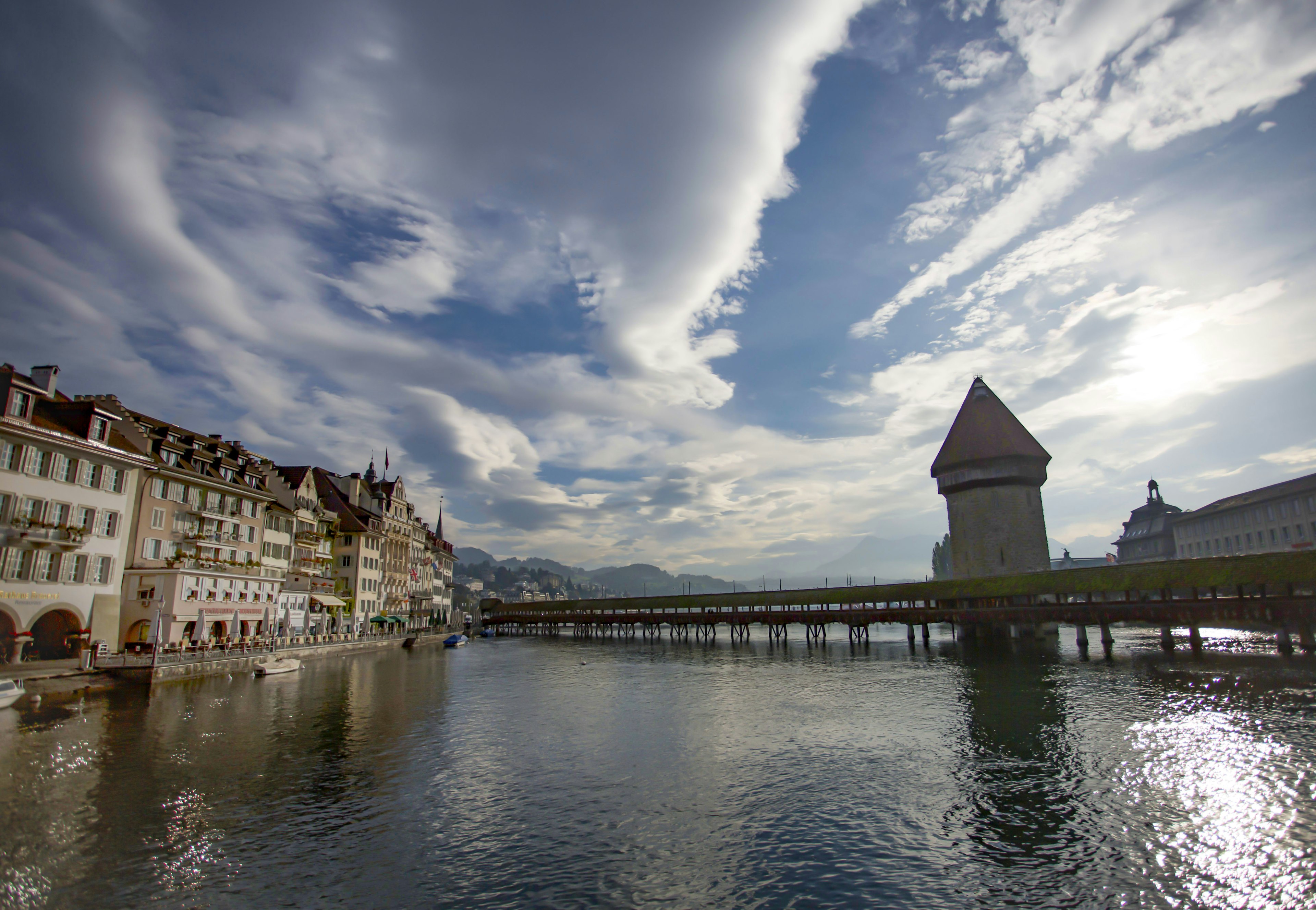 Malersicher Blick auf Luzern mit einem See, einer Holzbrücke und einem historischen Turm