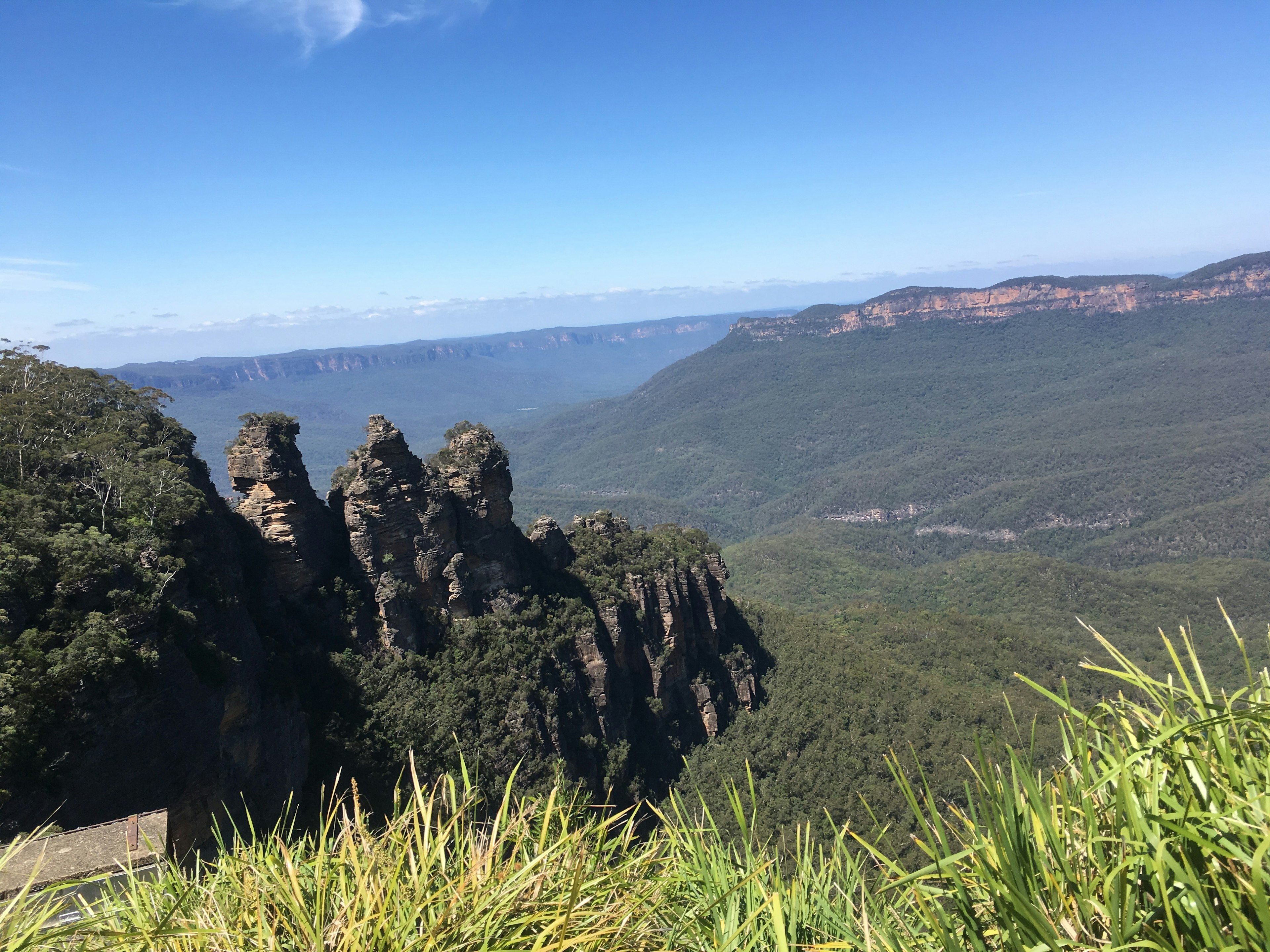 壯觀的山景，岩石形成和郁郁蔥蔥的綠地