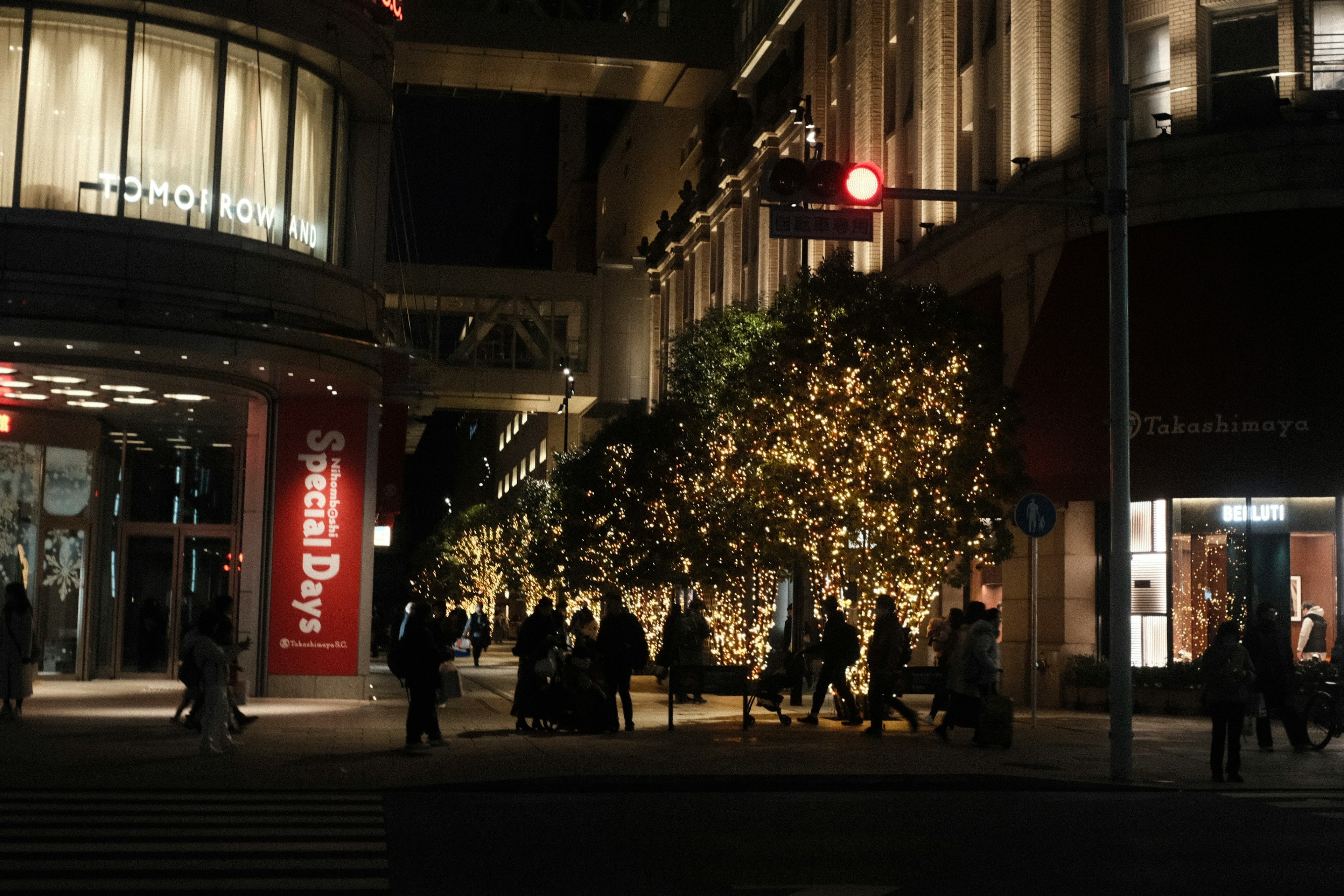 夜の街並みに輝くイルミネーションと人々の姿