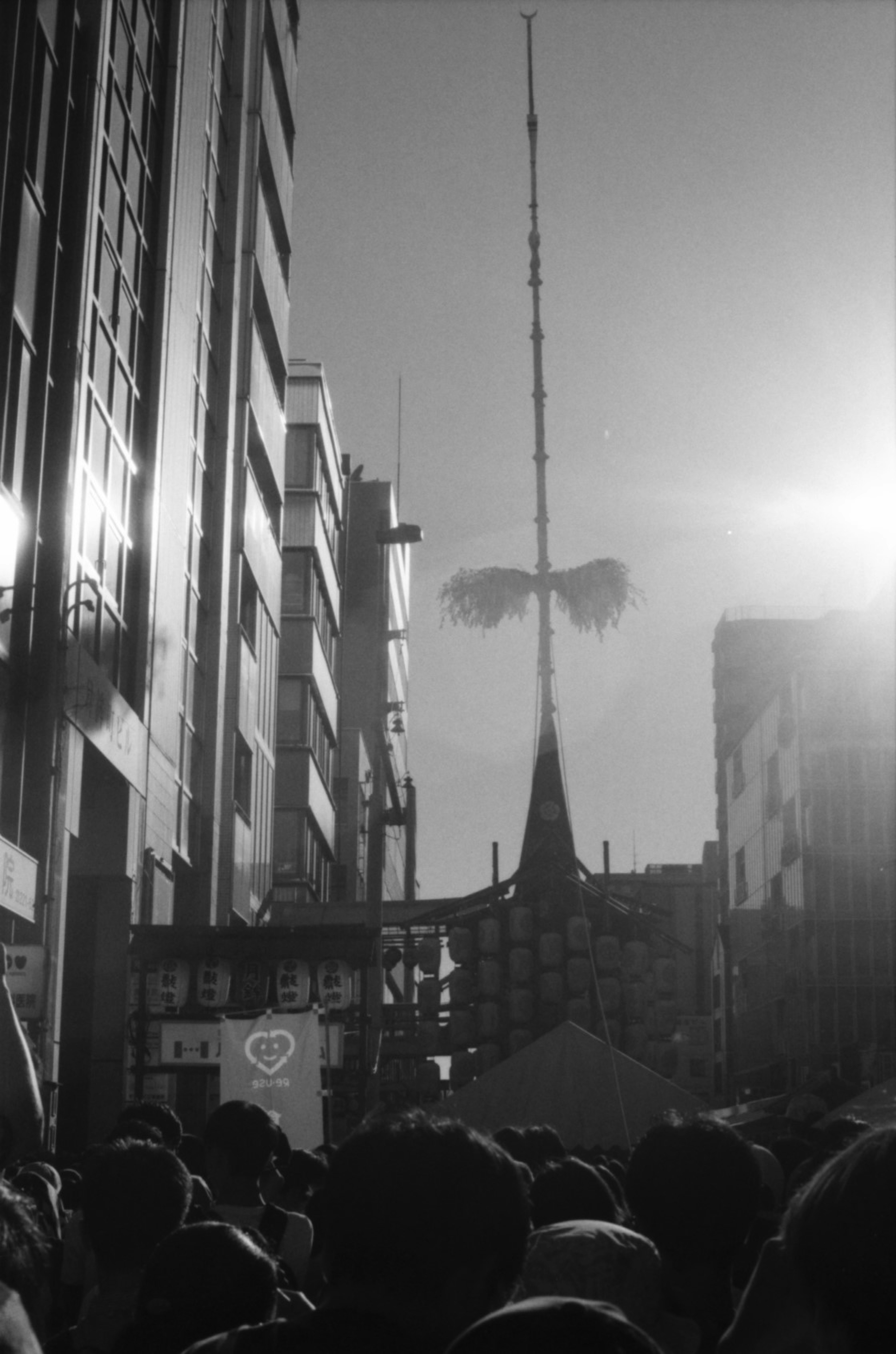 Stadtansicht in Schwarzweiß mit einem hohen Turm