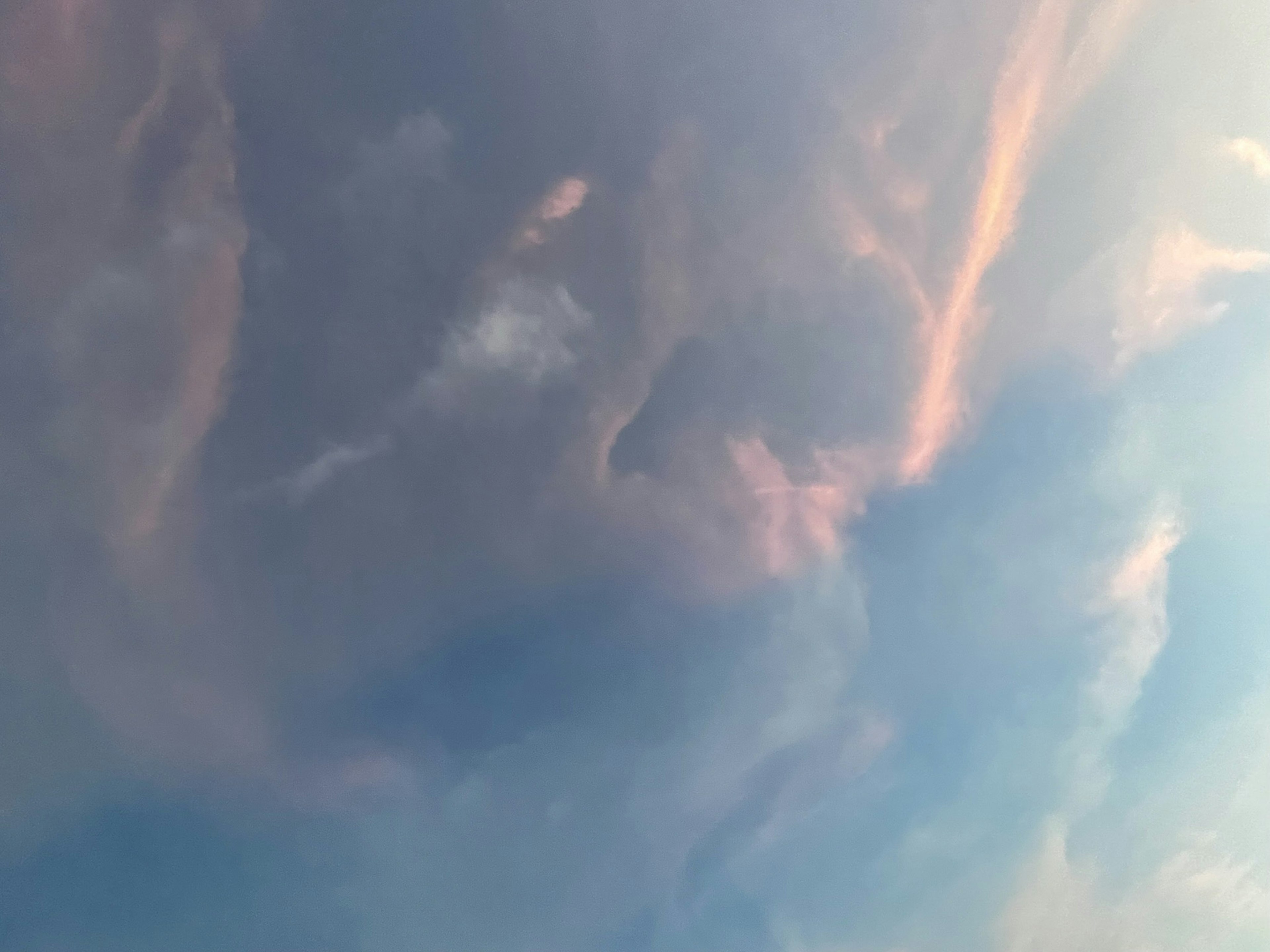 Schöner Farbverlauf von Wolken im blauen Himmel mit sanften Farben