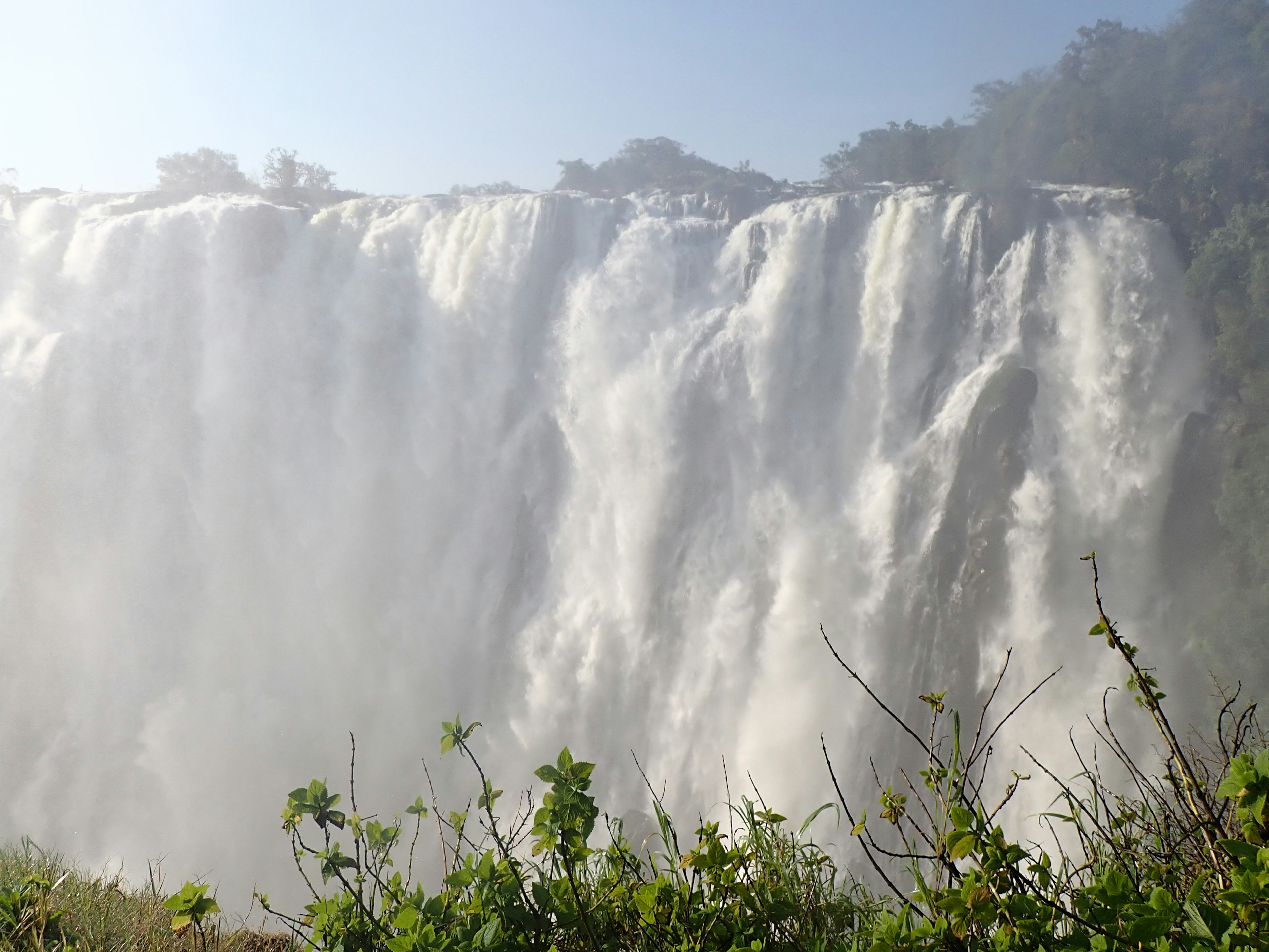 Vista maestosa della cascata con spruzzi d'acqua che mostrano un bellissimo paesaggio naturale