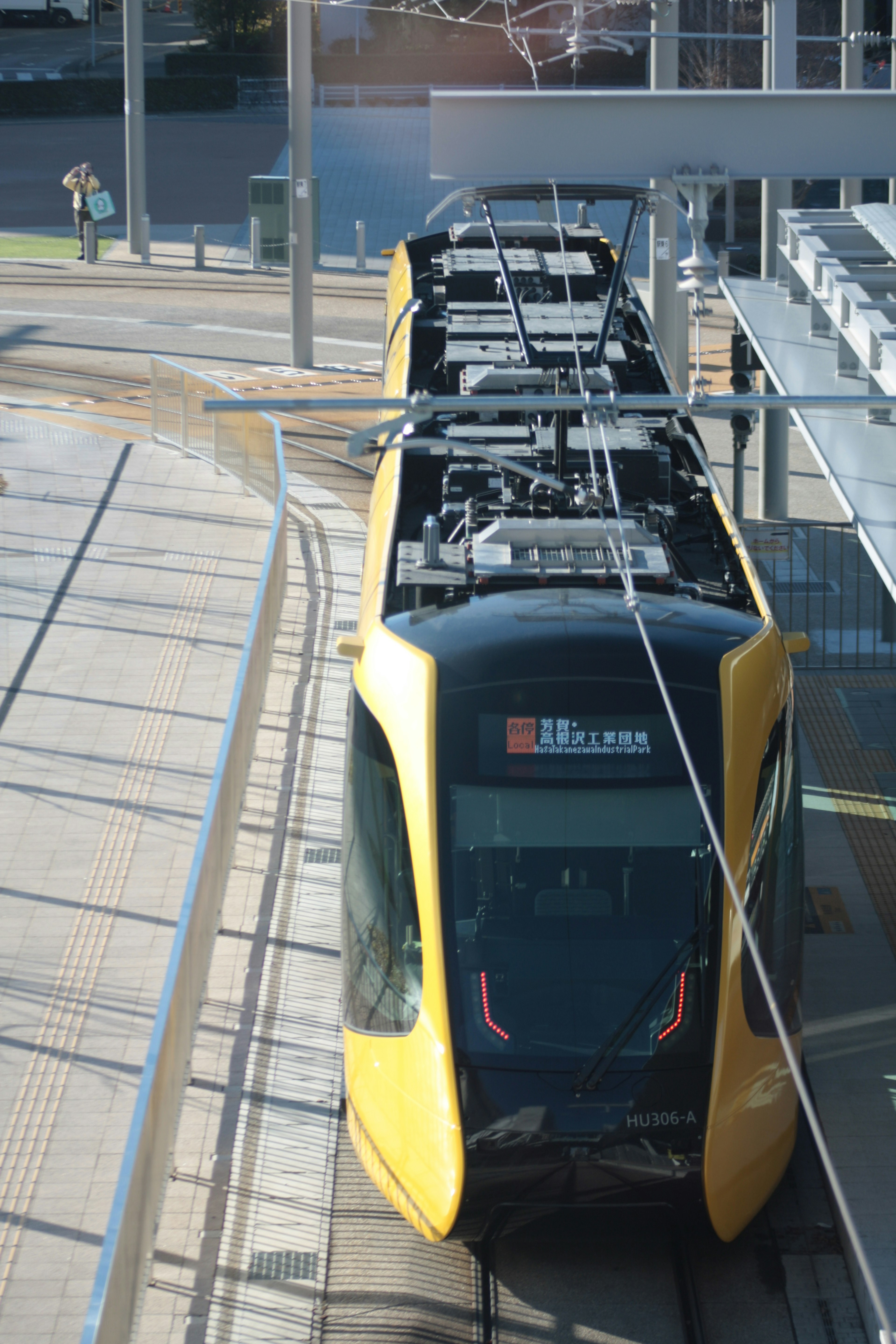 Tram kuning diparkir di stasiun