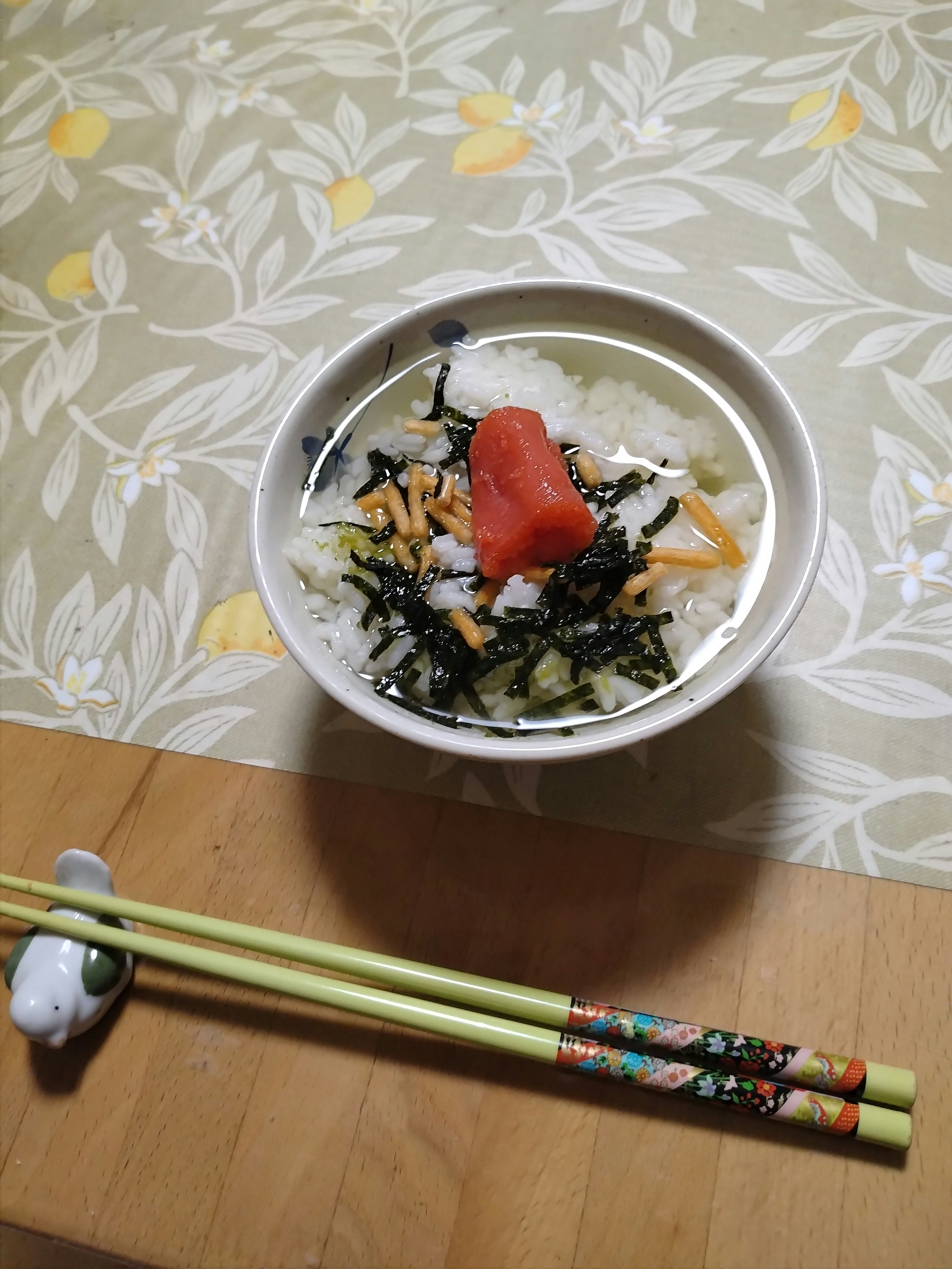 ボウルに盛られたご飯と海苔、野菜、トマトのスープ