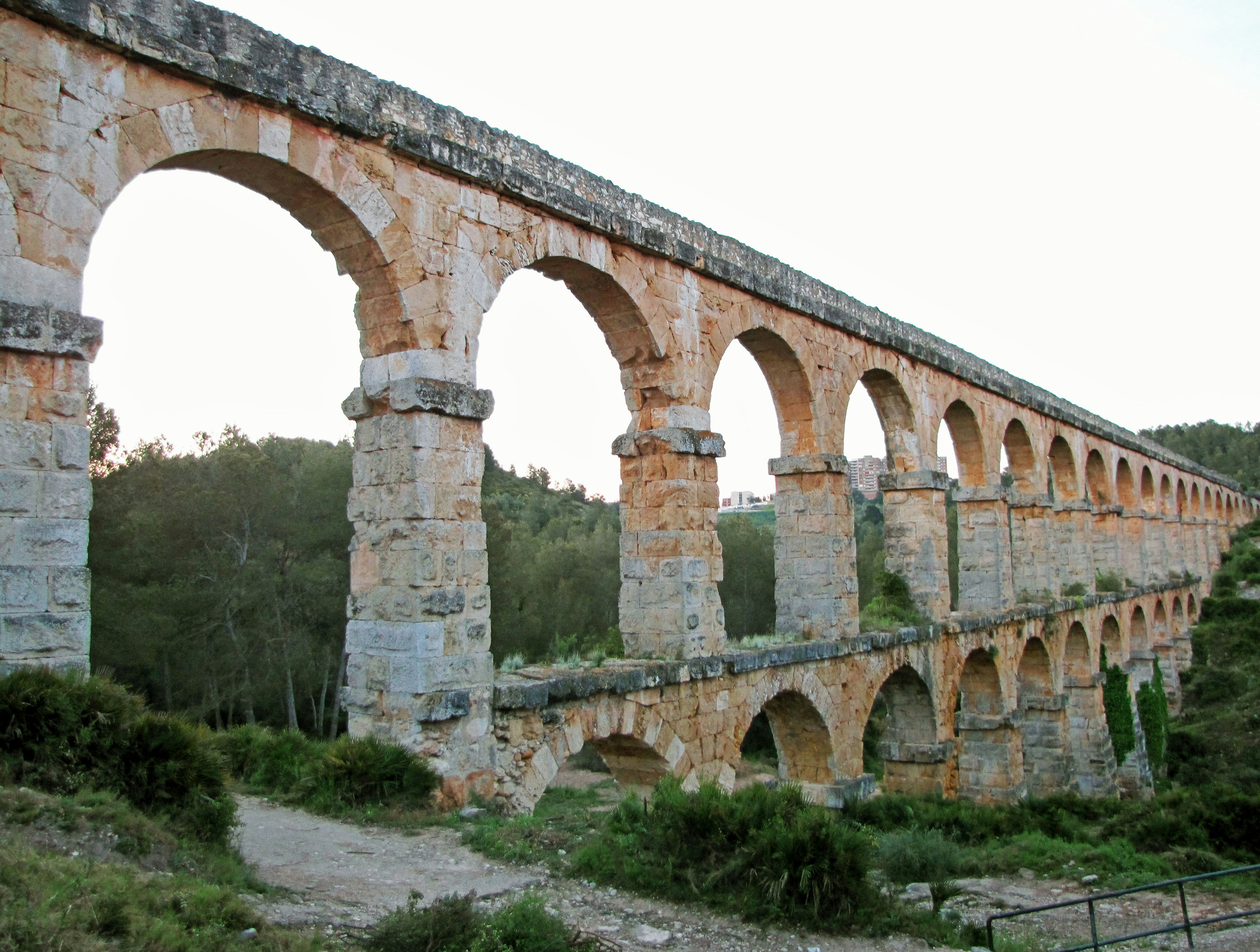 Acueducto antiguo con múltiples arcos de piedra