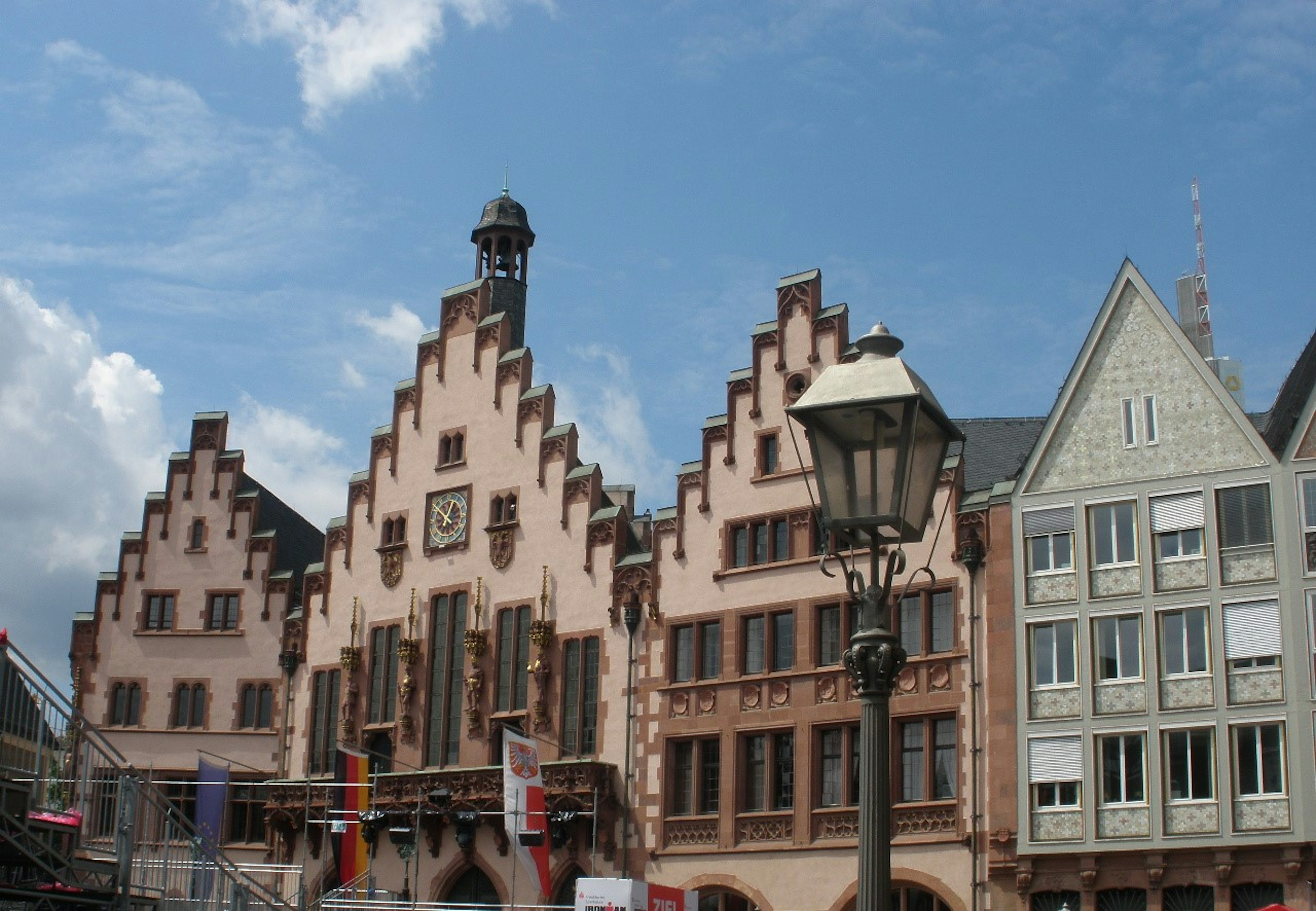 Historische Gebäude in Frankfurt unter blauem Himmel