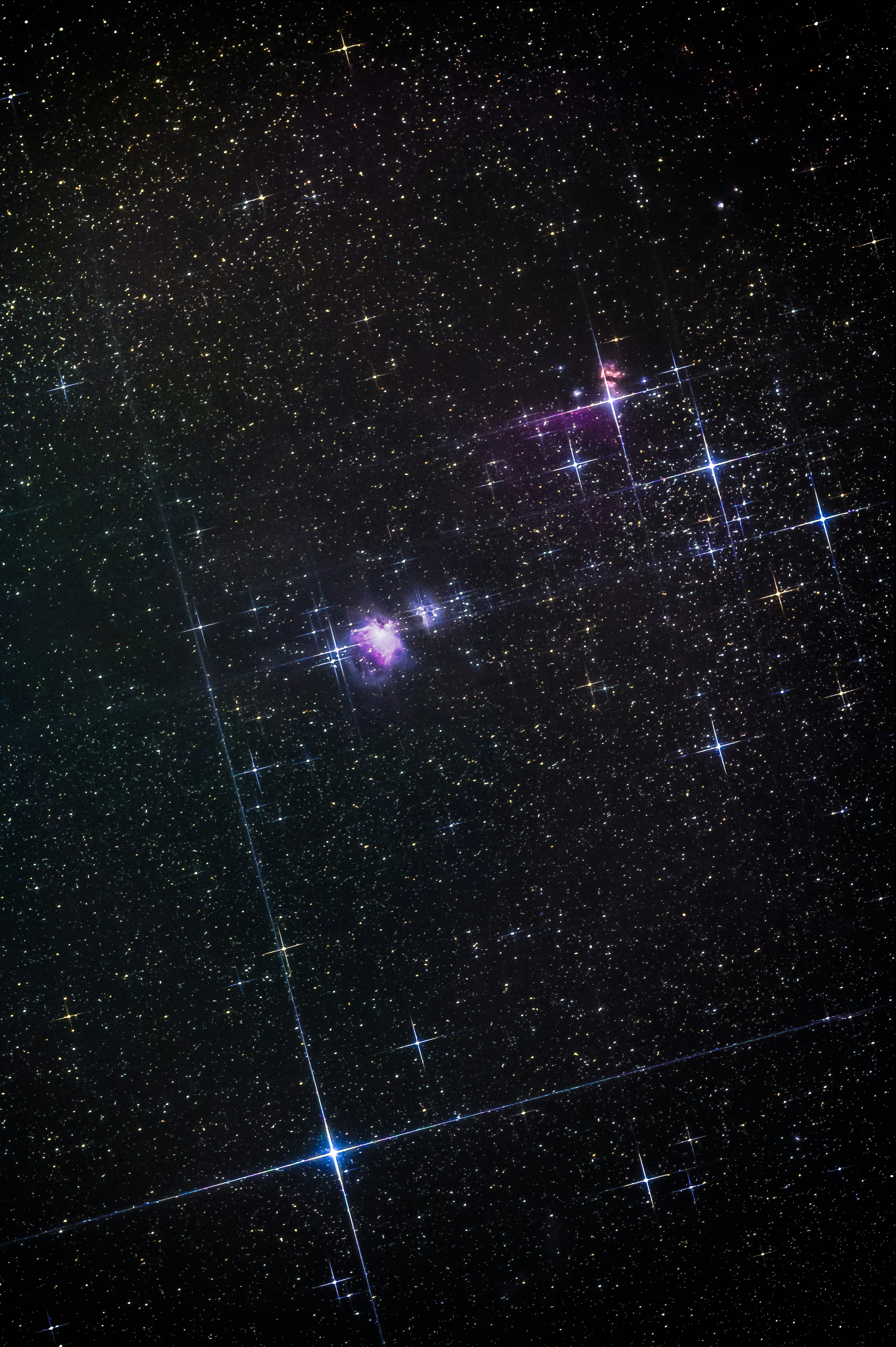 Une belle image cosmique avec des étoiles brillantes et une nébuleuse violette dans le ciel nocturne