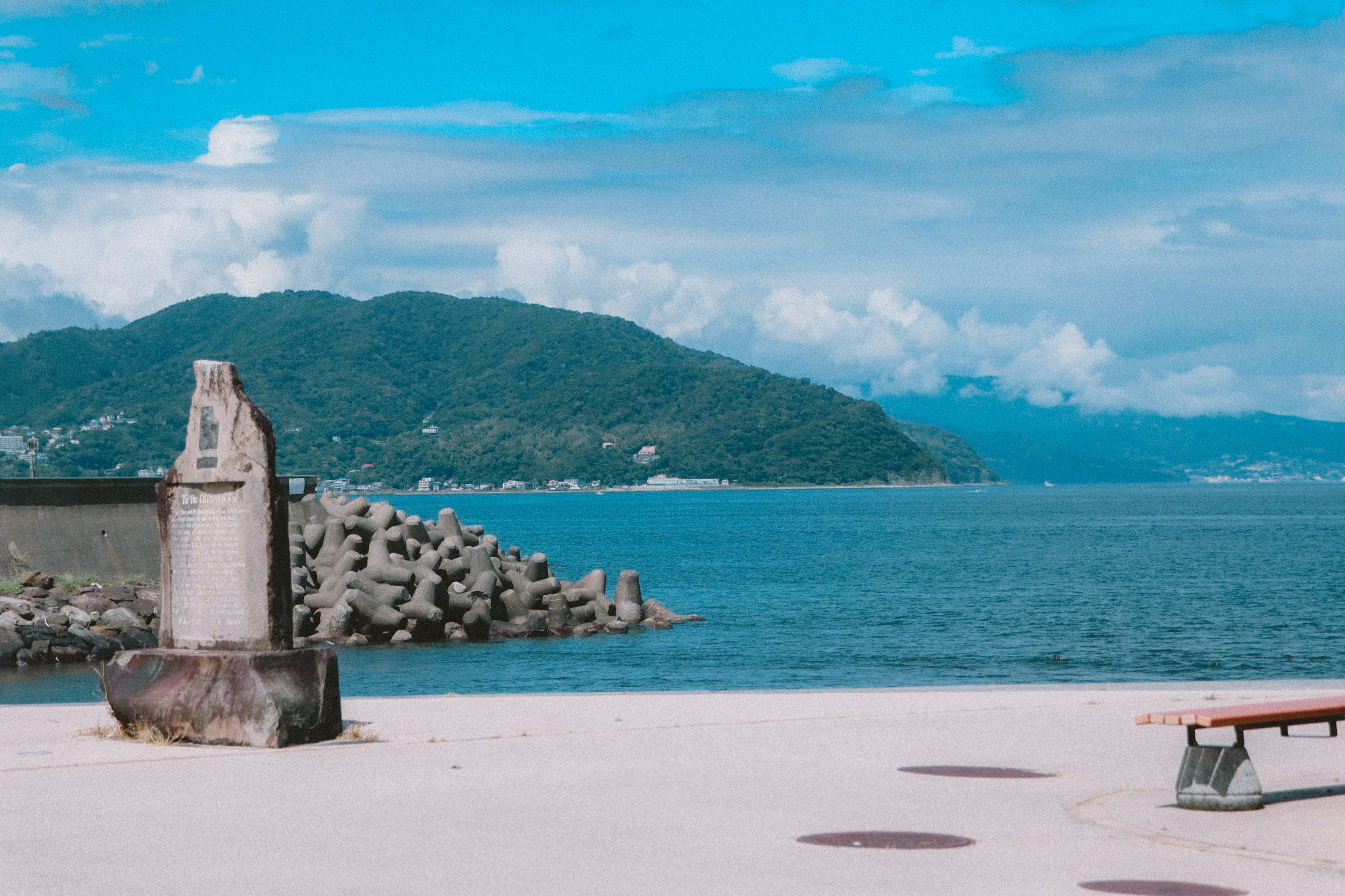 青い海と山々の景色が広がるビーチの風景