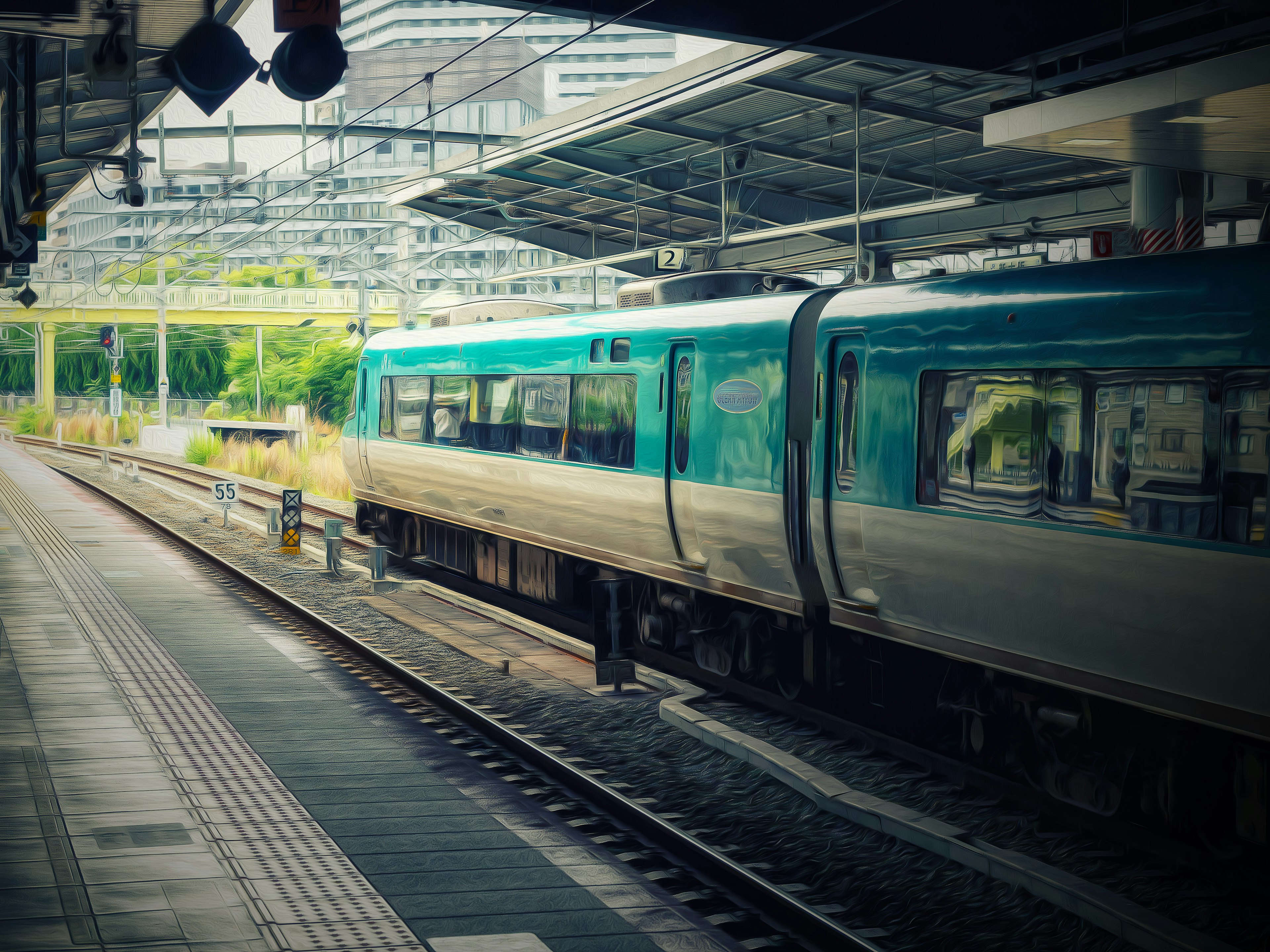 Kereta biru berhenti di platform stasiun dengan pemandangan sekitar