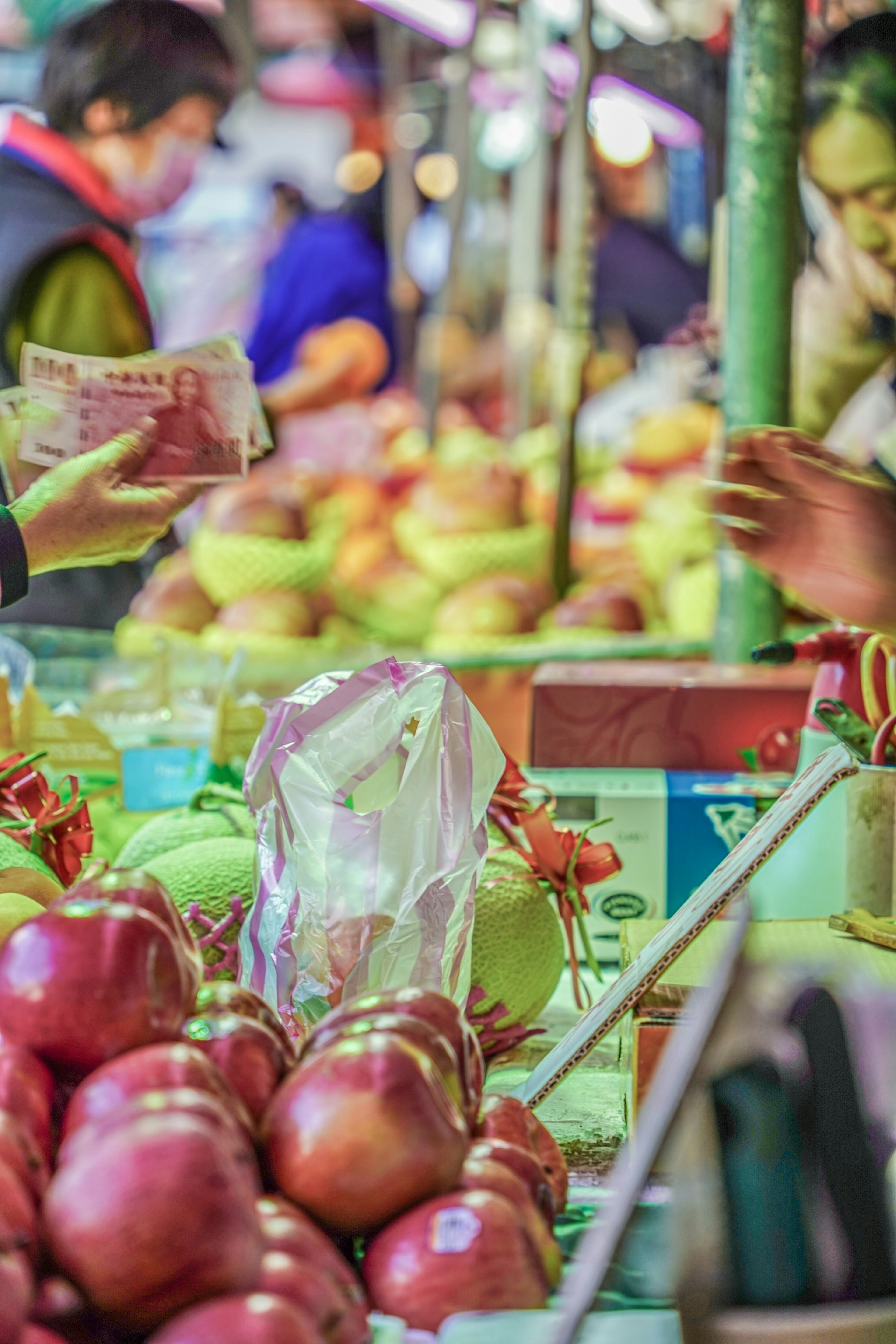 Adegan pasar yang hidup dengan buah dan pertukaran uang