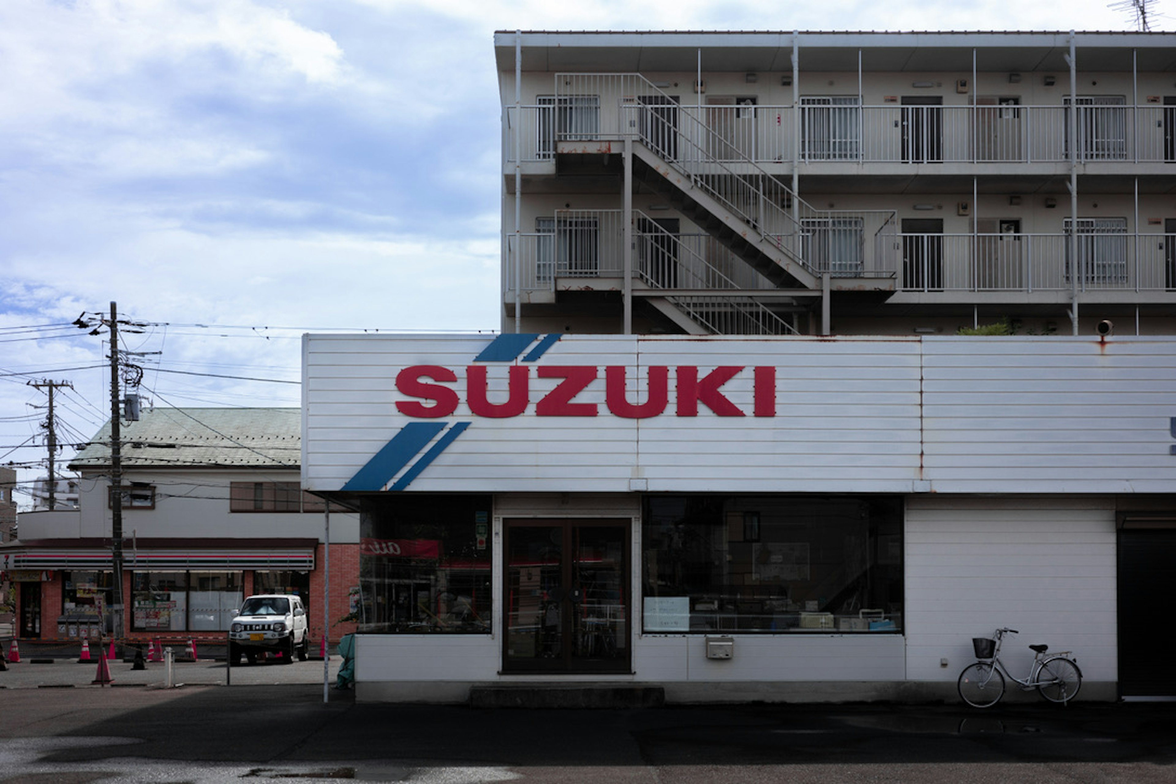 Image of a Suzuki store featuring a white exterior and red logo