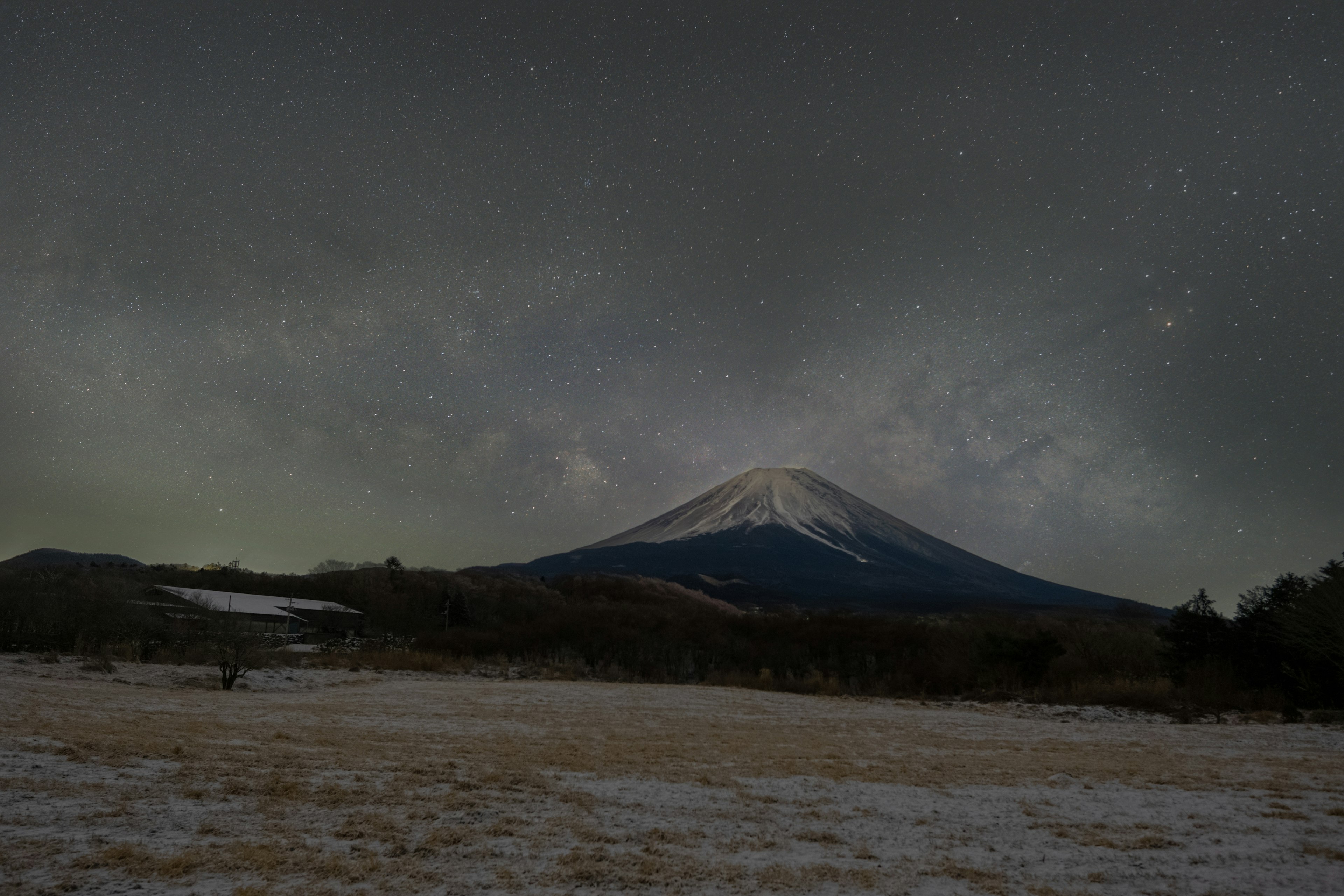 Mount Fuji unter einem sternenklaren Nachthimmel