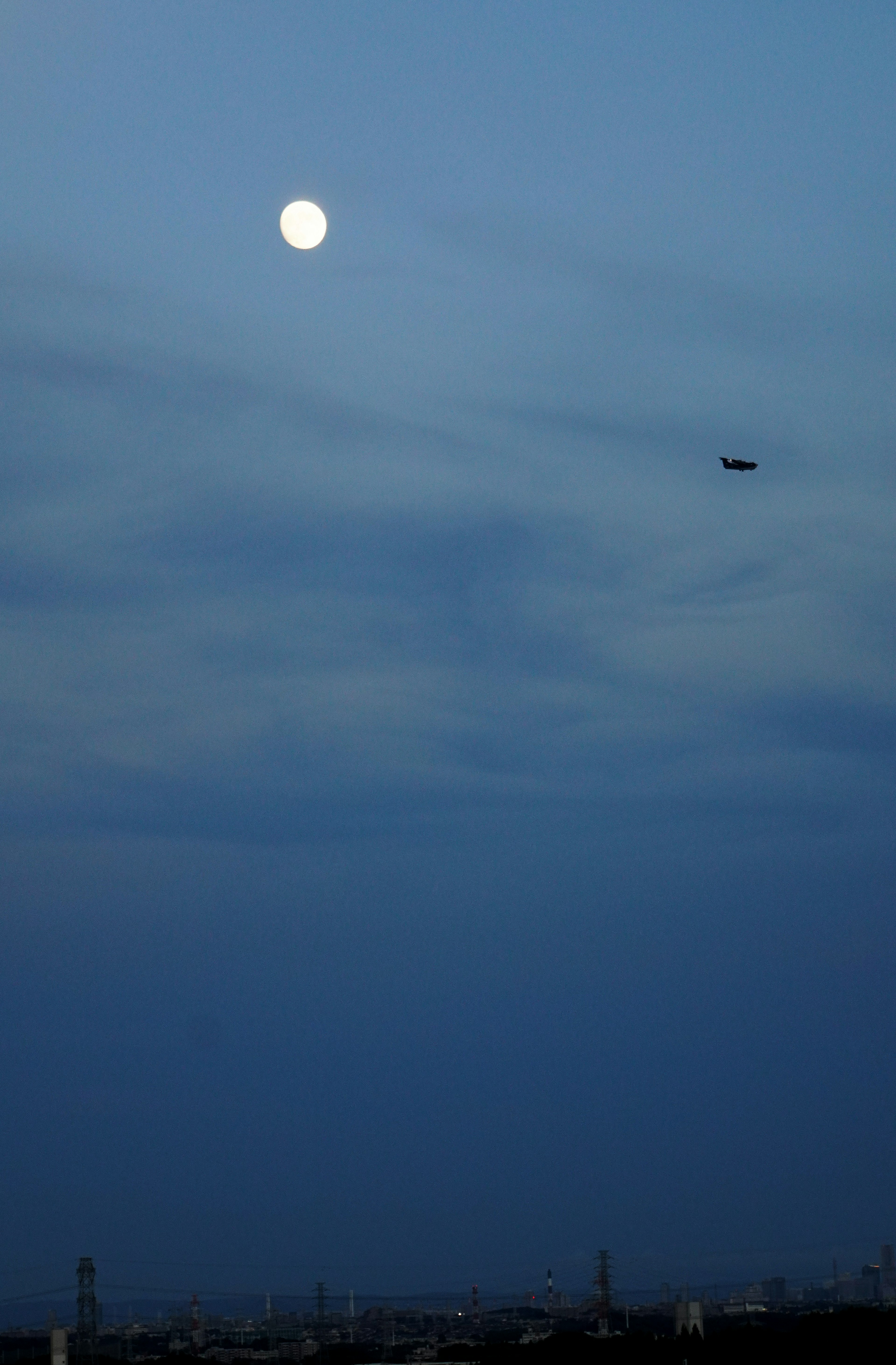 Luna brillante nel cielo notturno con nuvole