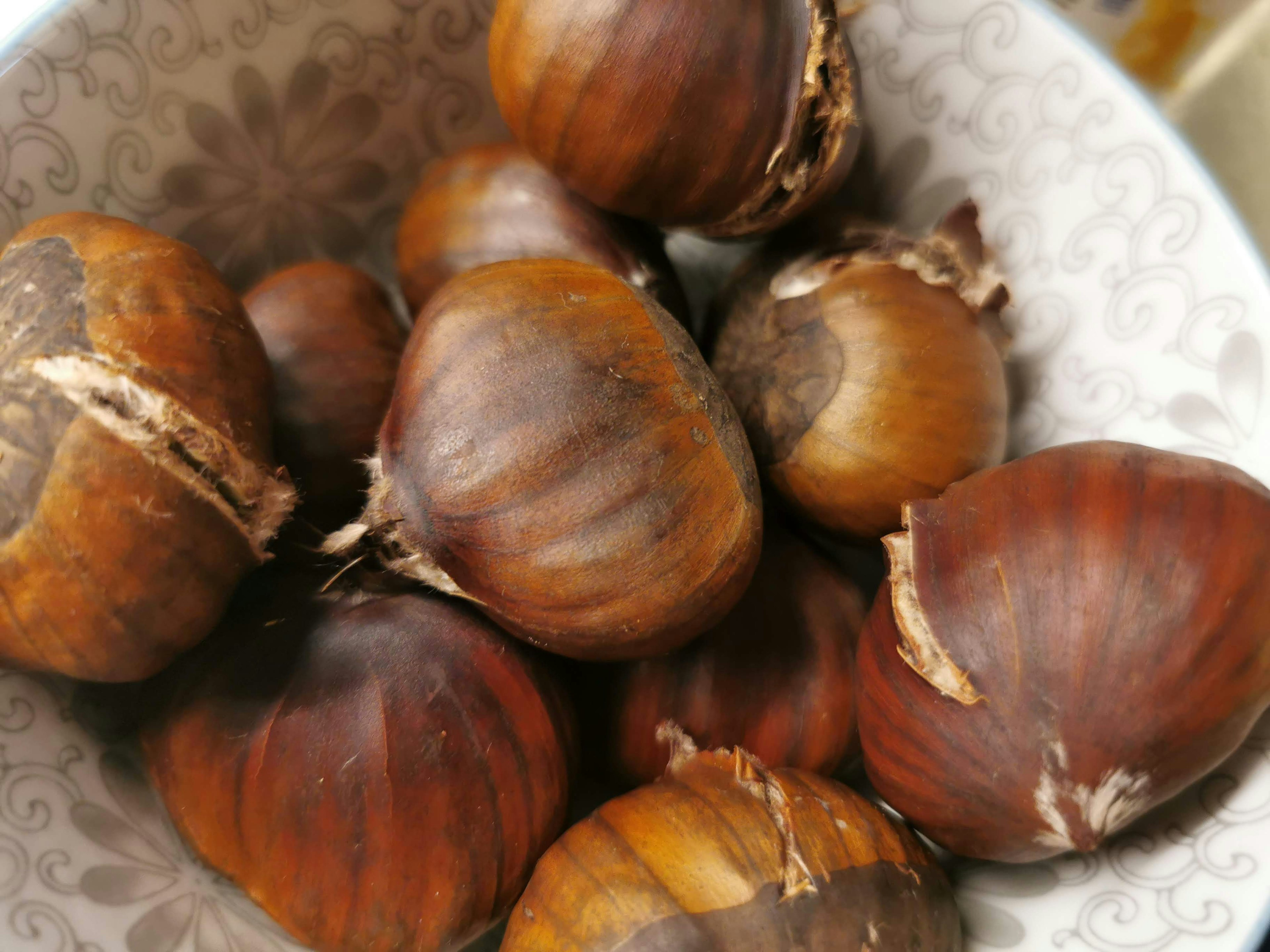 Primo piano di castagne in una ciotola decorativa