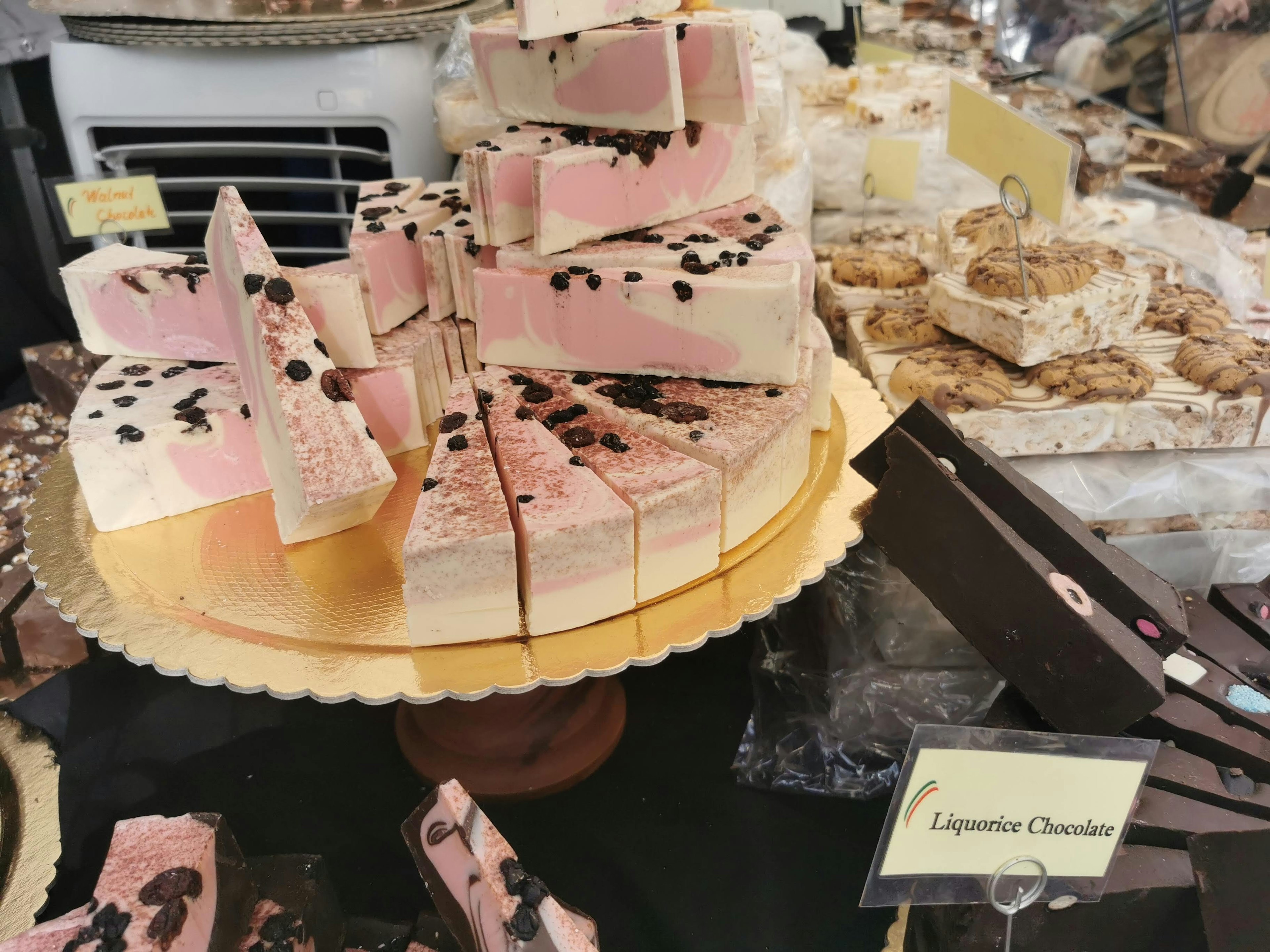 Una hermosa exhibición de dulces con capas rosas y blancas