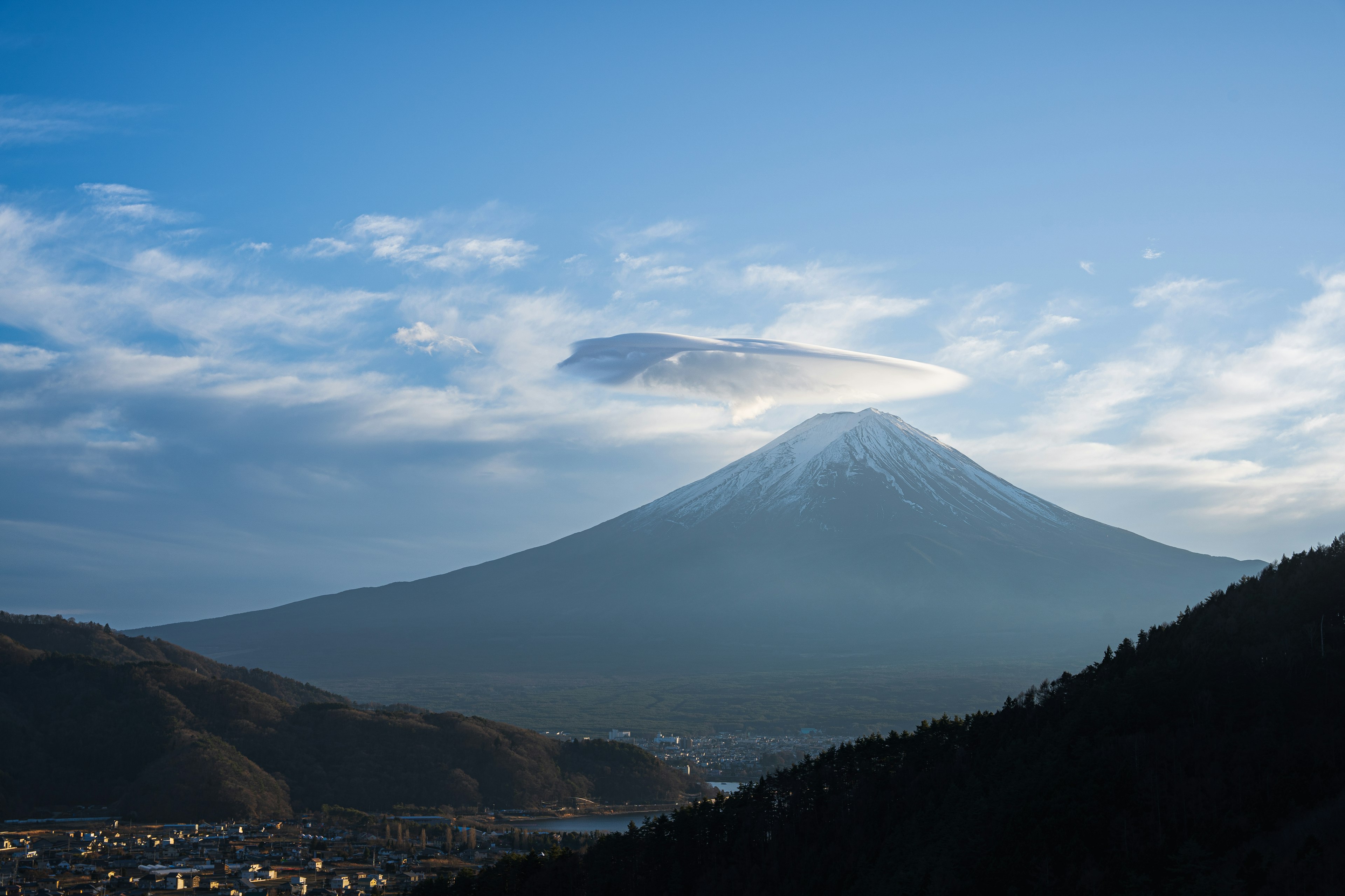 Pemandangan indah Gunung Fuji dengan puncak bersalju