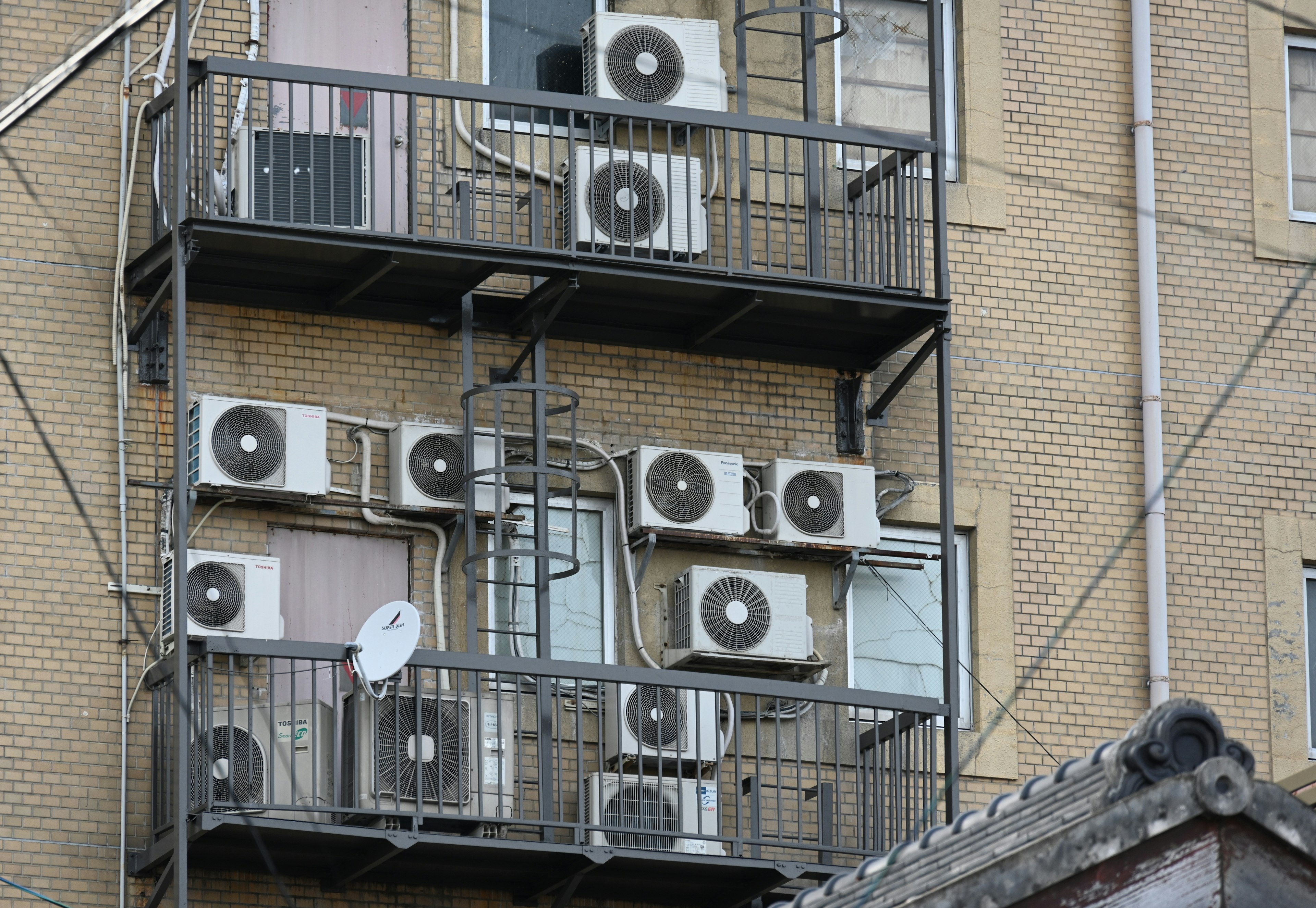 Extérieur d'un bâtiment avec plusieurs unités de climatisation