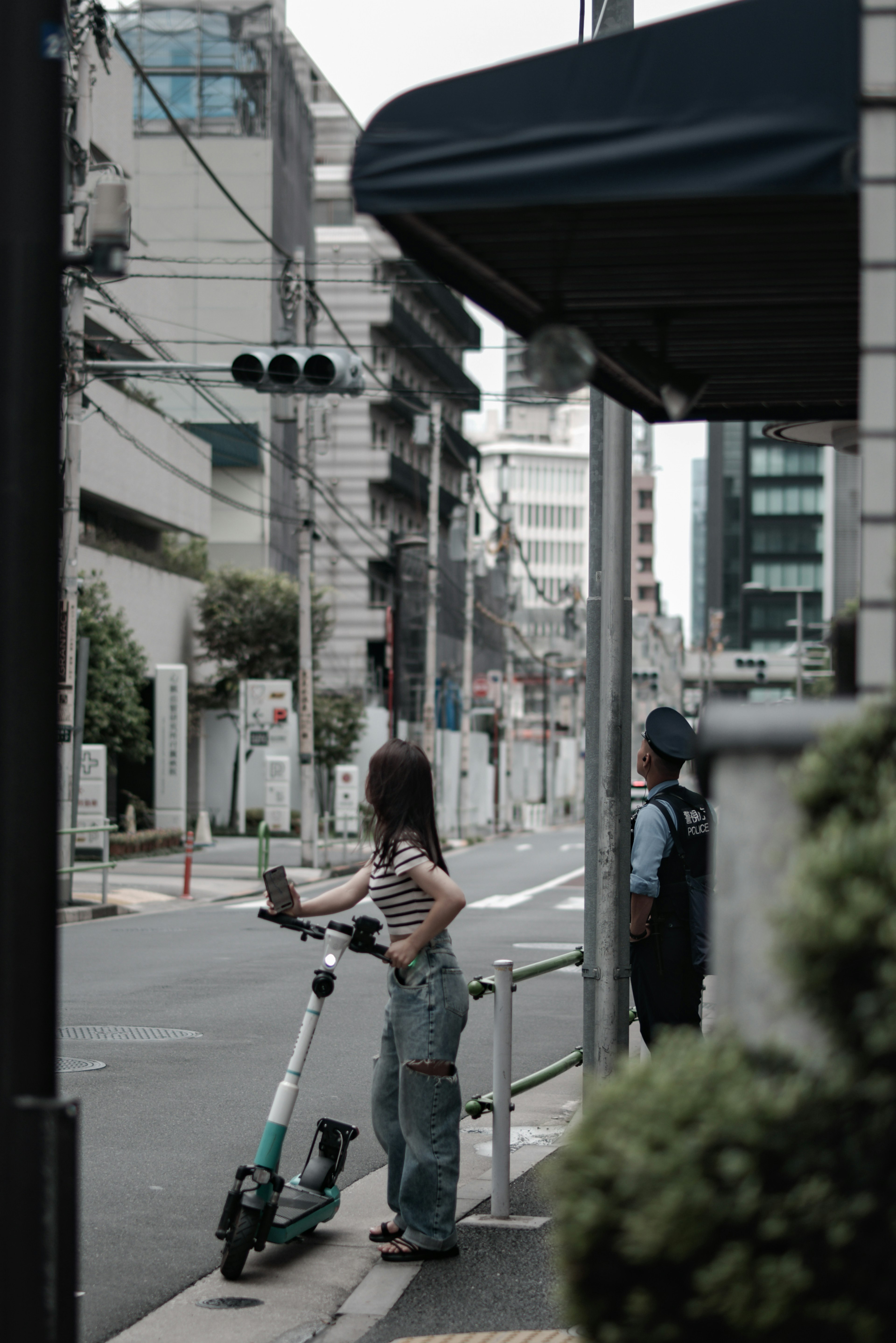 Una mujer preparándose para montar un scooter eléctrico en una calle de la ciudad