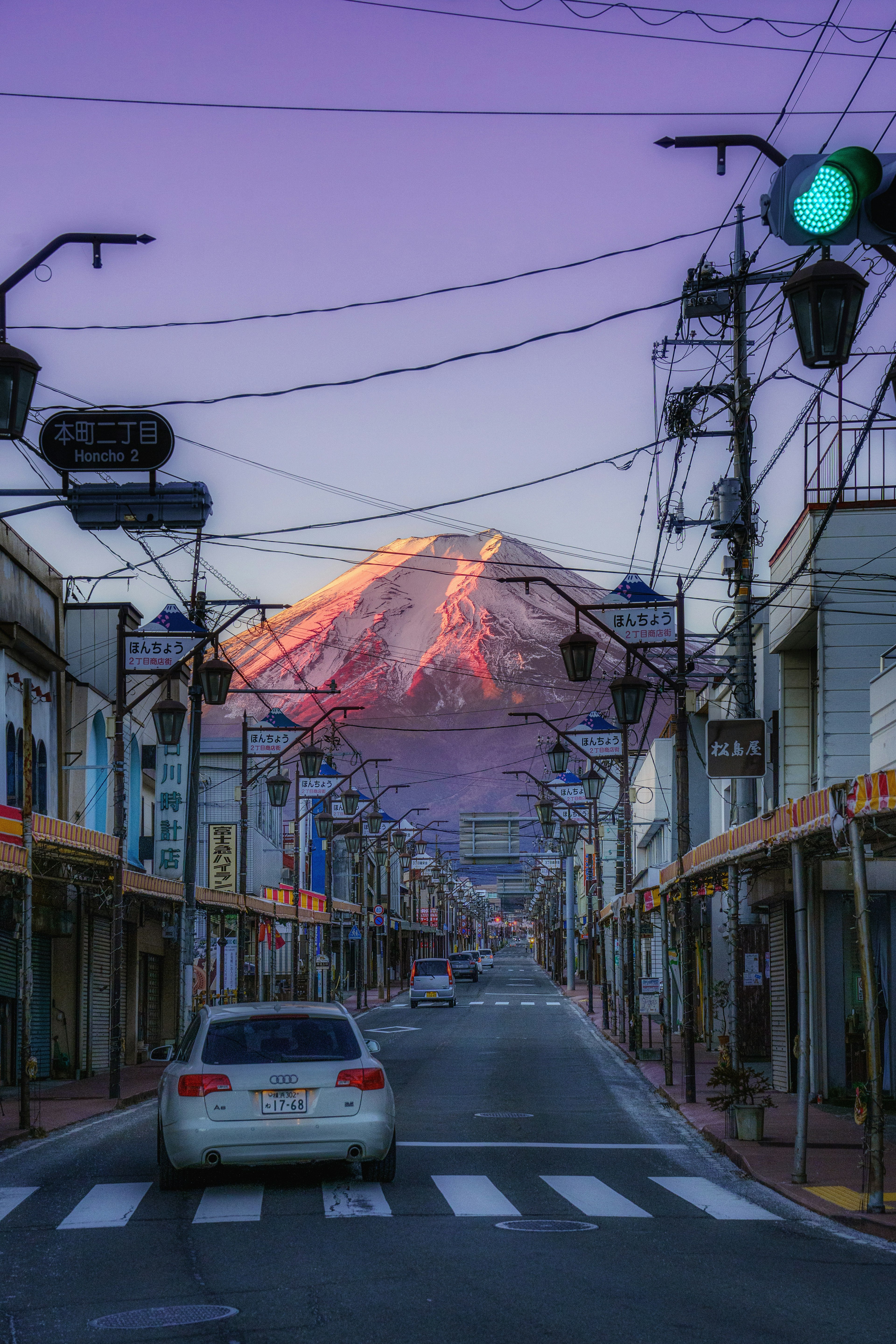 Escena de calle tranquila con el monte Fuji al fondo