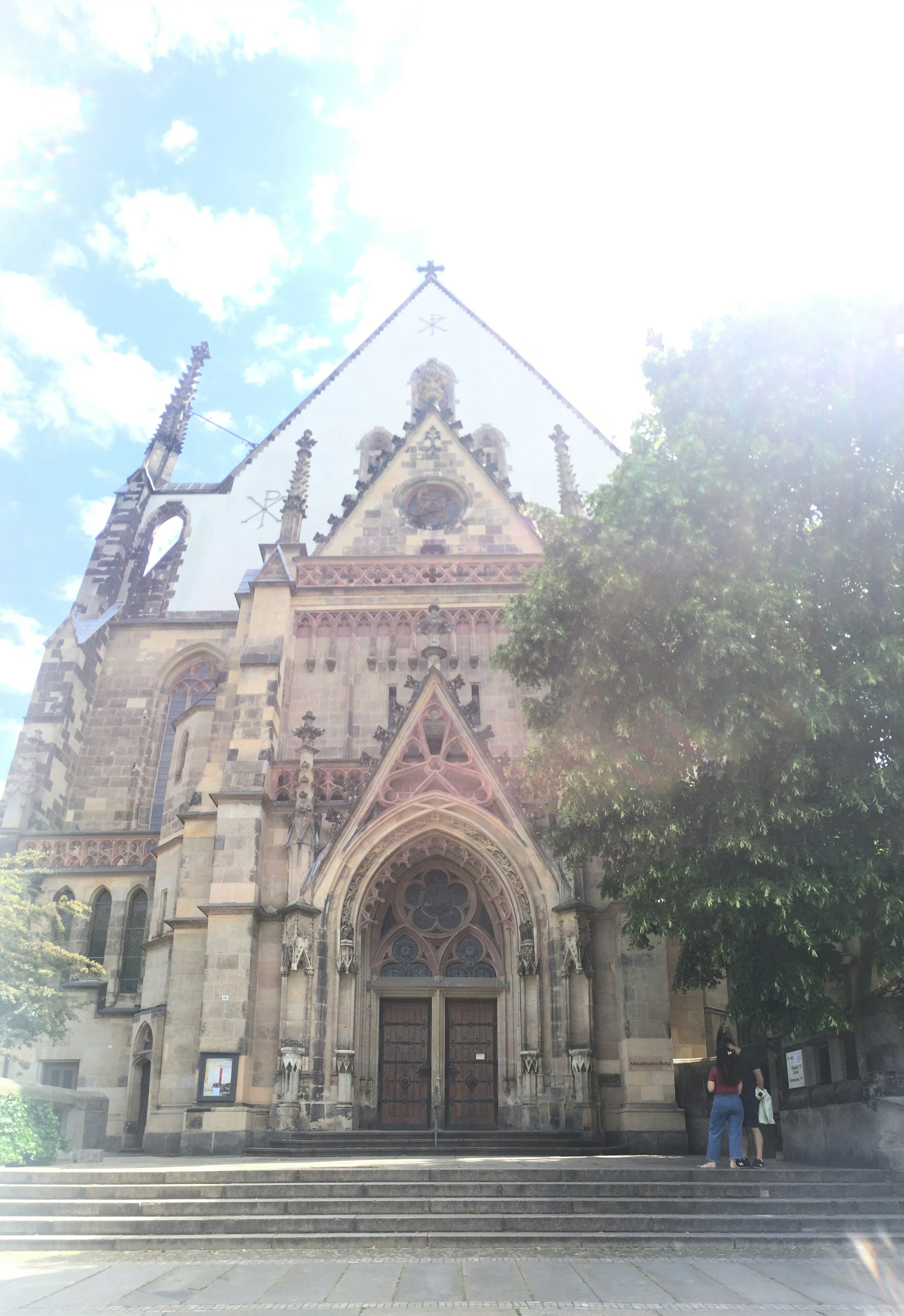 Vista frontale di una chiesa ornata con architettura intricata e cielo blu