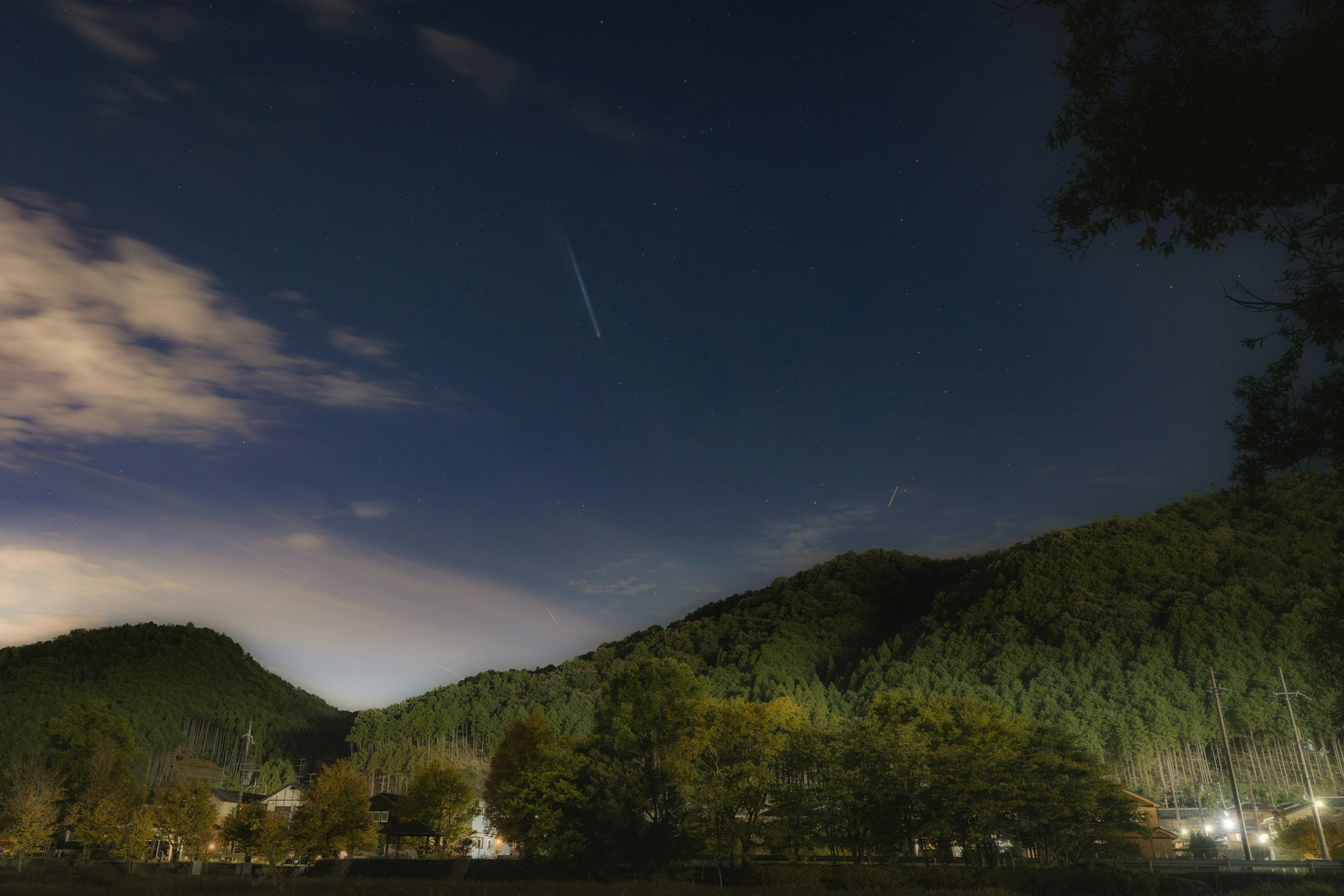 Berglandschaft bei Nacht mit leuchtenden Sternen