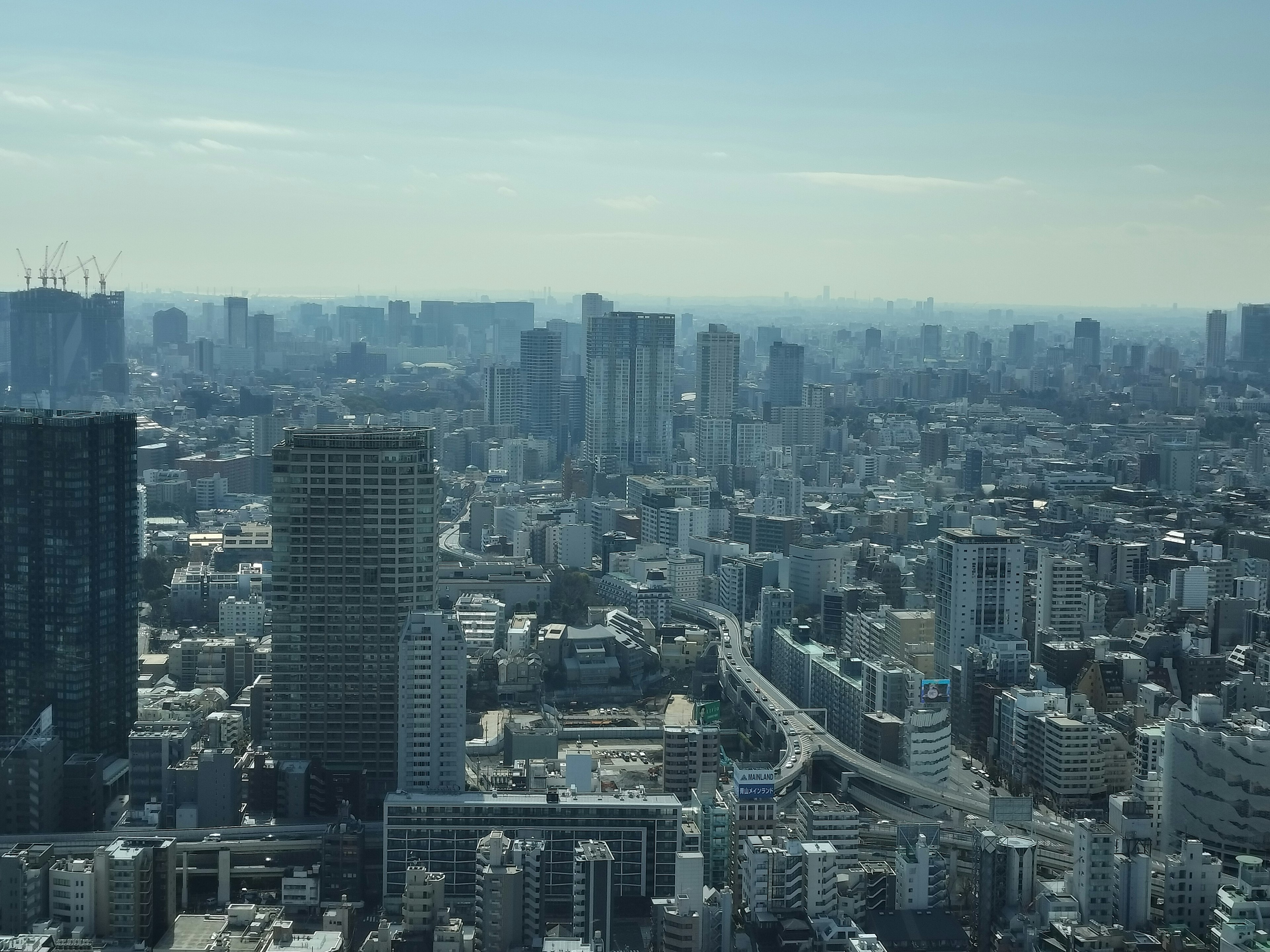 Vue panoramique de Tokyo montrant des gratte-ciels et un paysage urbain