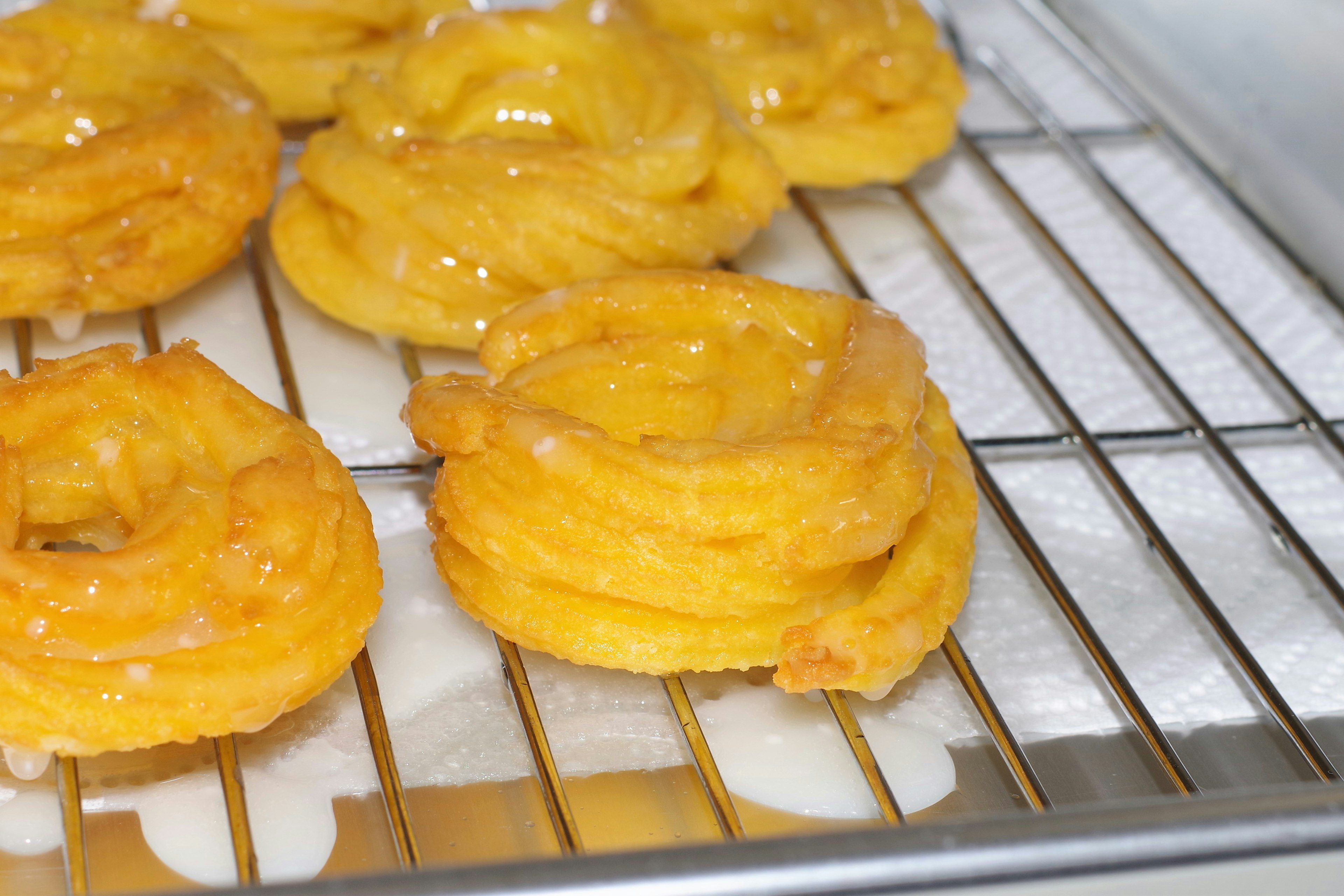 Pasticcini dolci appena sfornati disposti su una griglia di raffreddamento