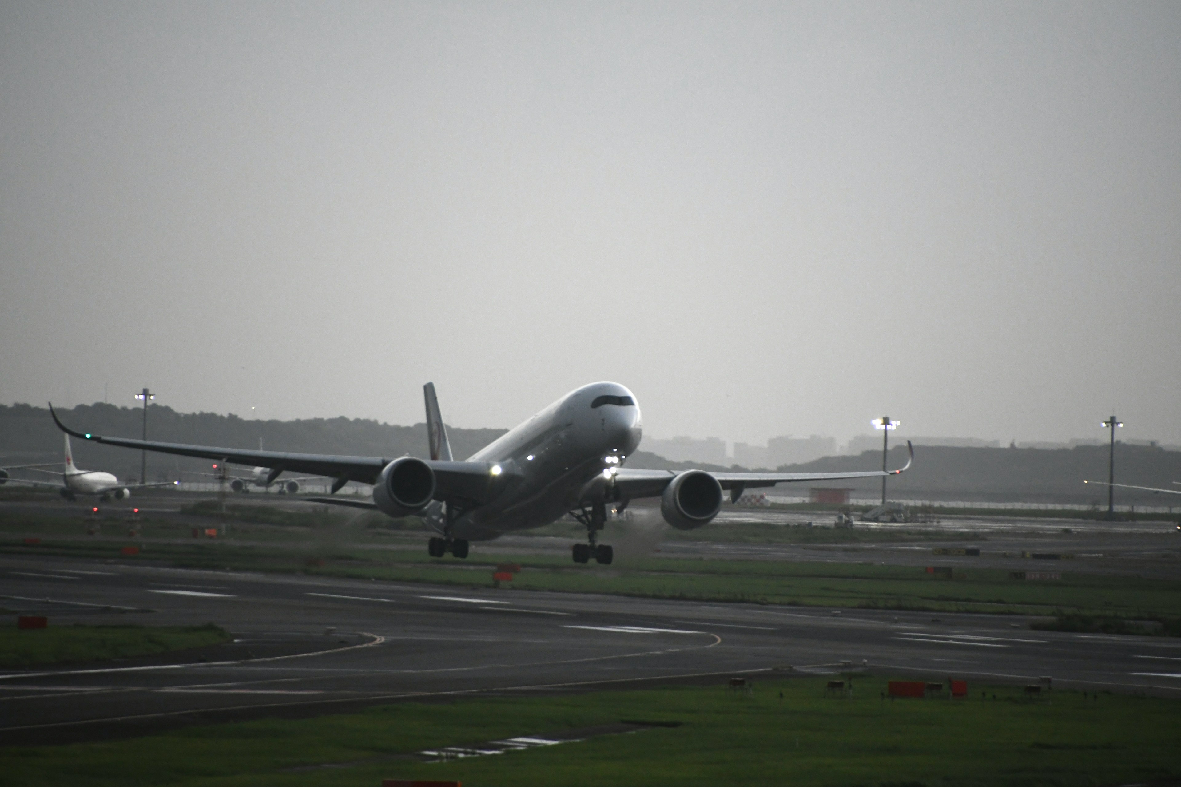 飛行機が滑走路で着陸している曇った空の風景