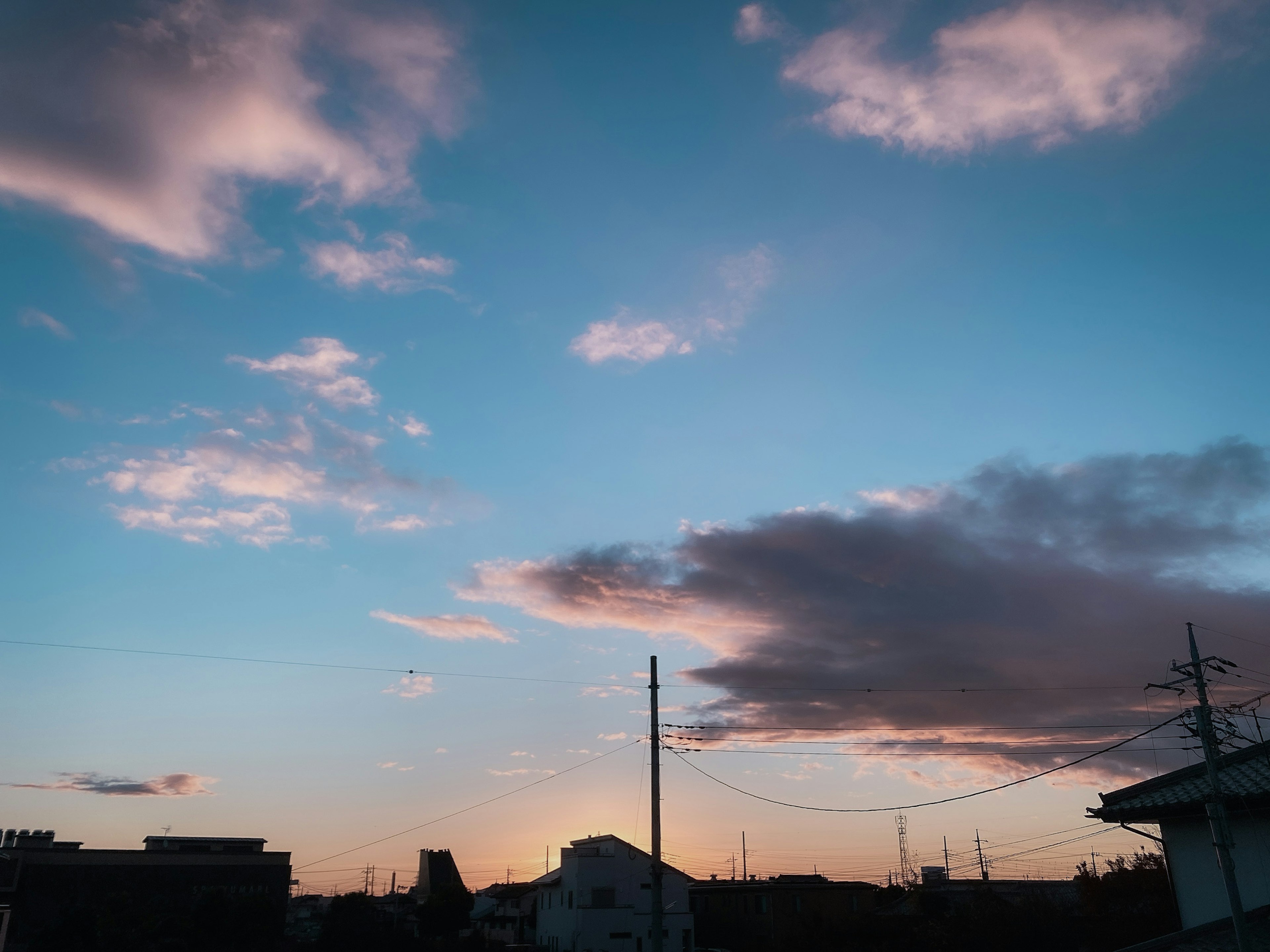 藍天與日落雲彩的風景