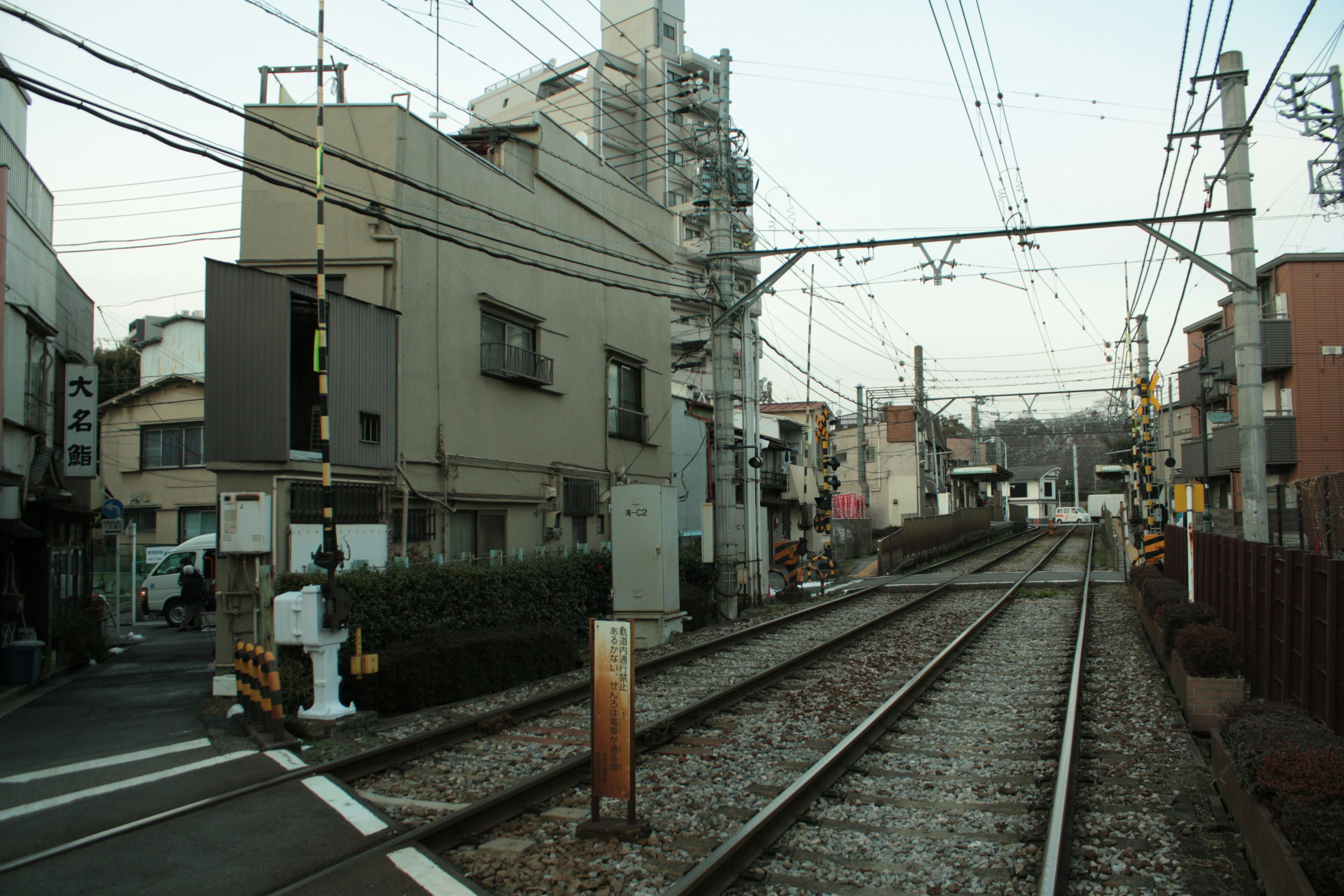 Paesaggio urbano con binari ferroviari e edifici circostanti