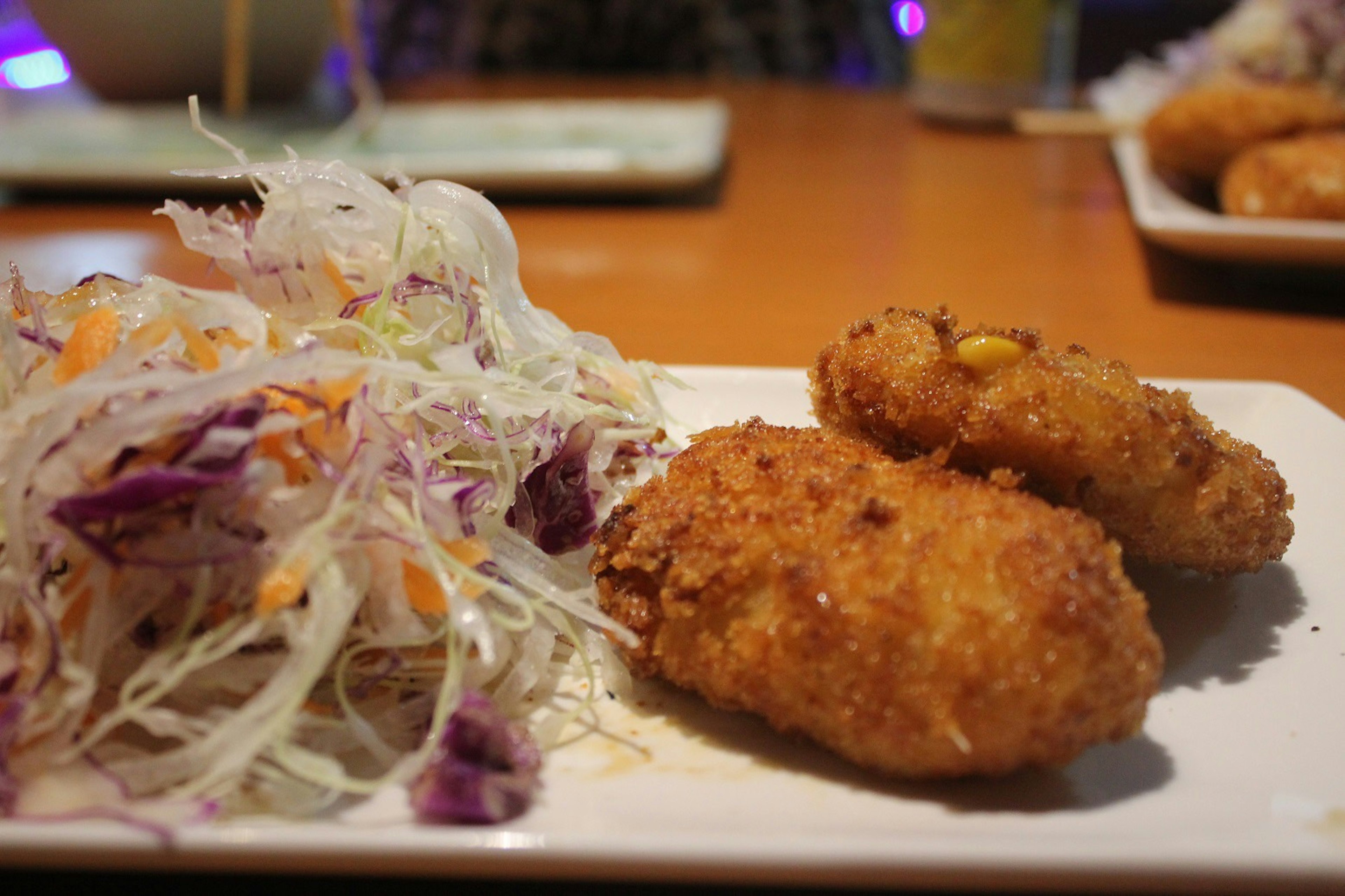 Hình ảnh của bánh croquette và salad được phục vụ trên đĩa