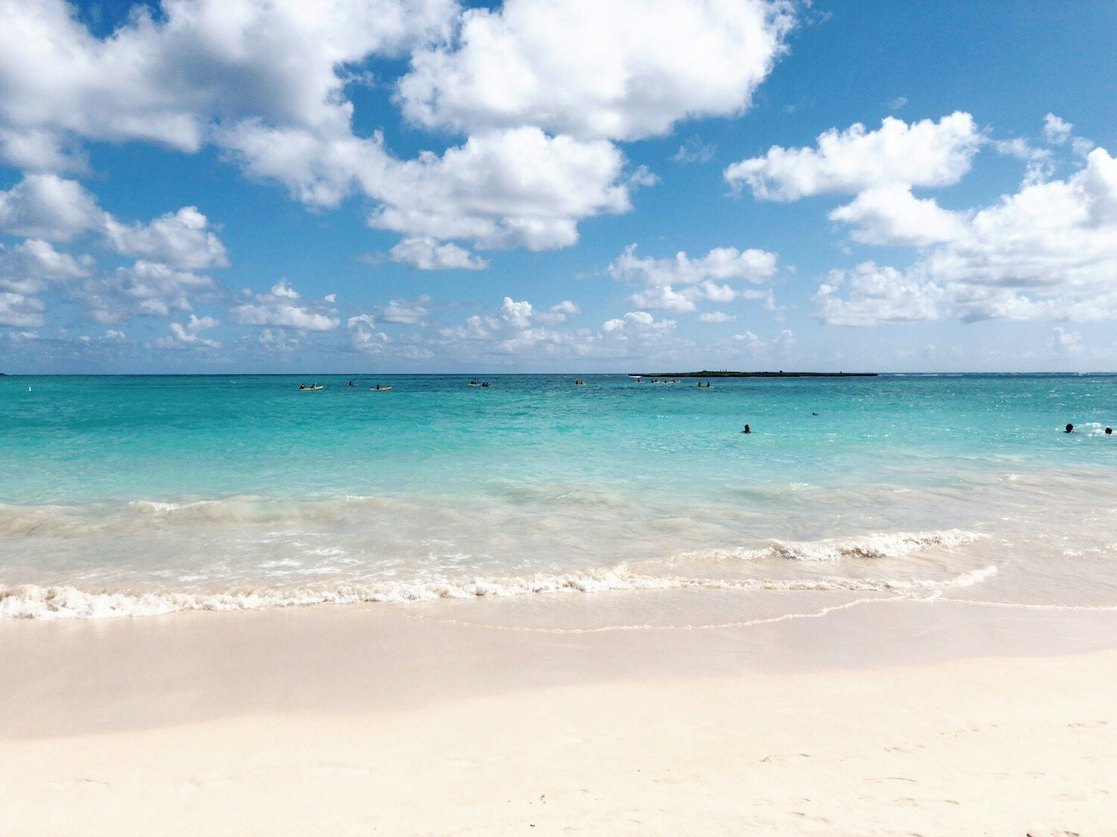 Pantai indah dengan lautan biru dan pasir putih