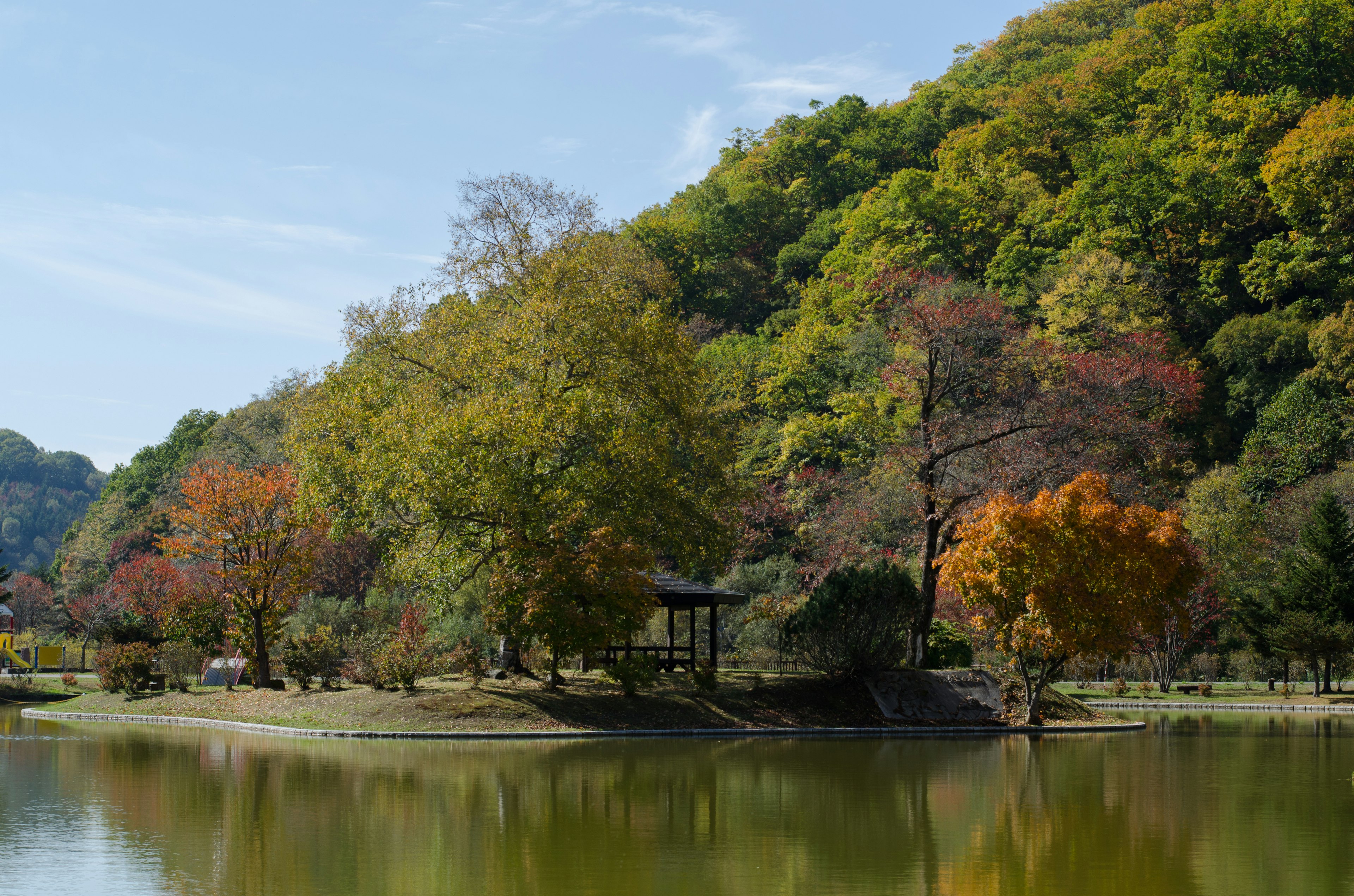 Malersicher Blick auf bunte Herbstbäume an einem ruhigen See