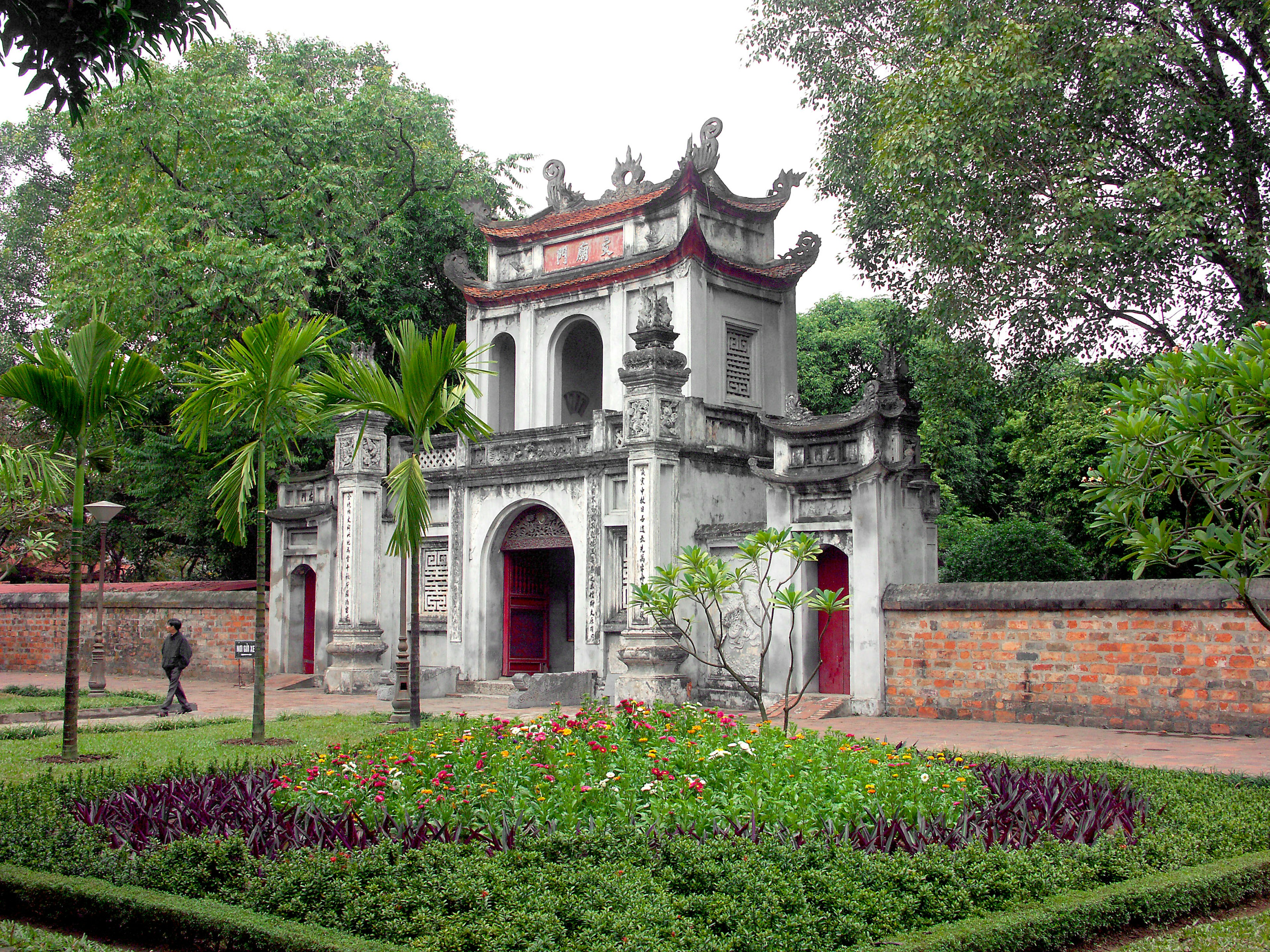 Bangunan bersejarah dengan taman yang indah