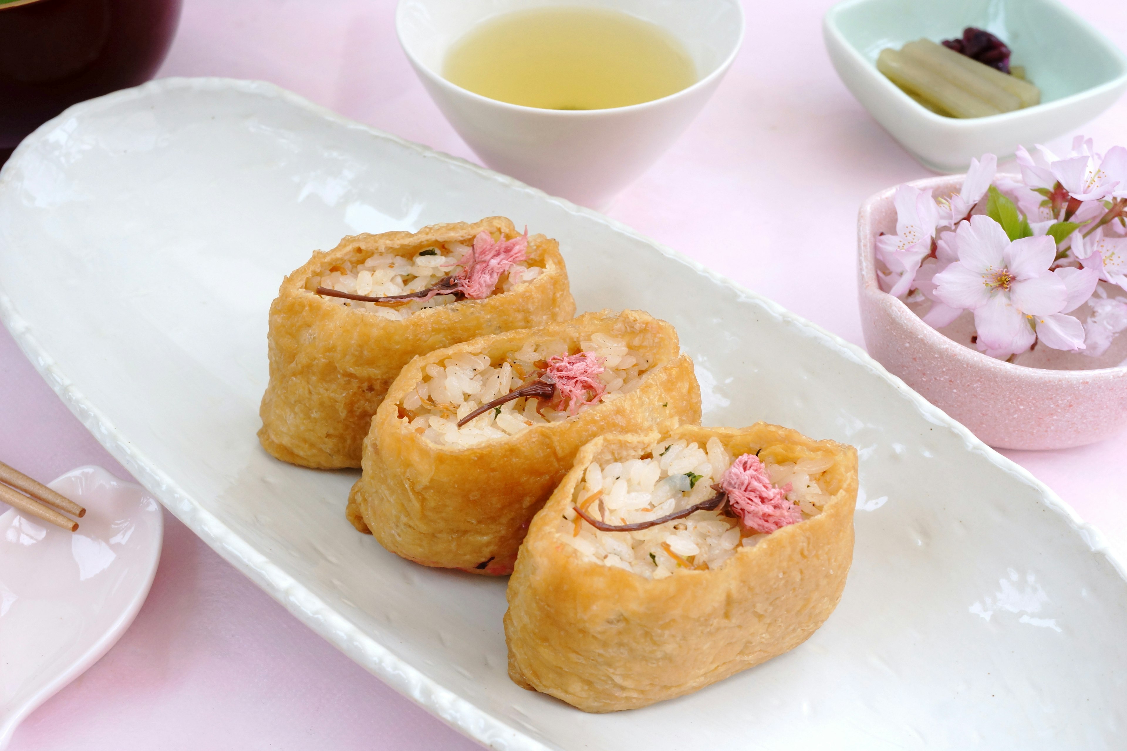 Plato de sushi hanami con decoración de flores de cerezo