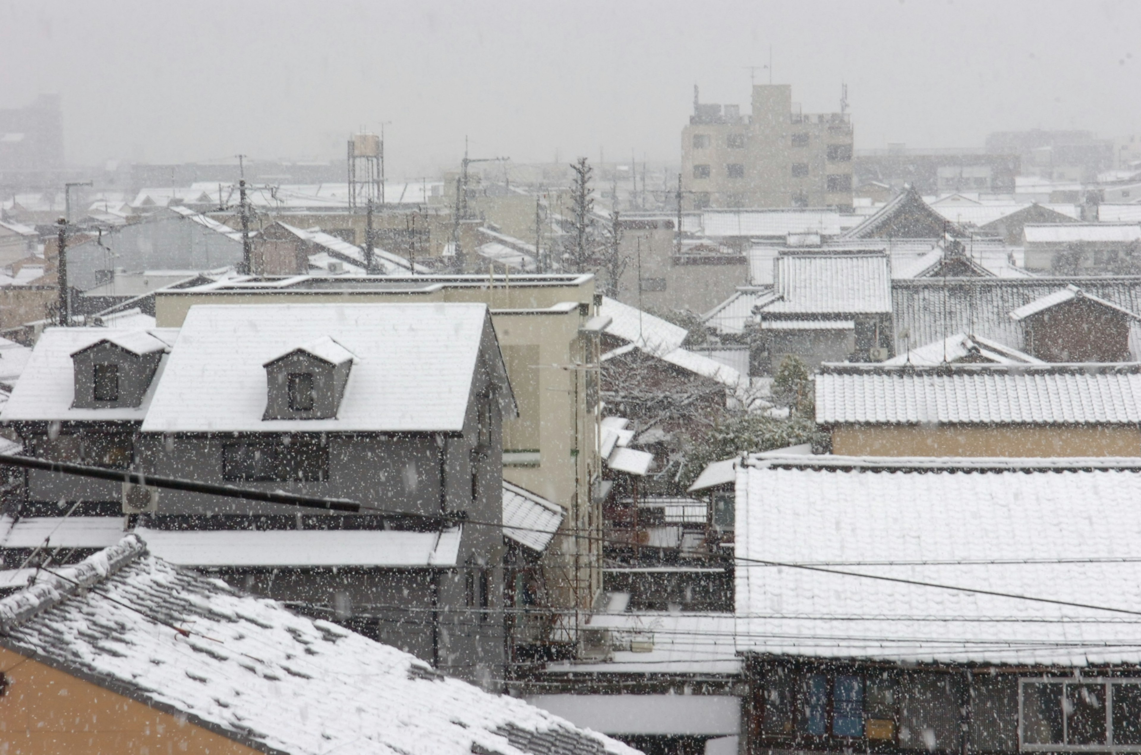 Paysage urbain enneigé avec des toits recouverts de neige