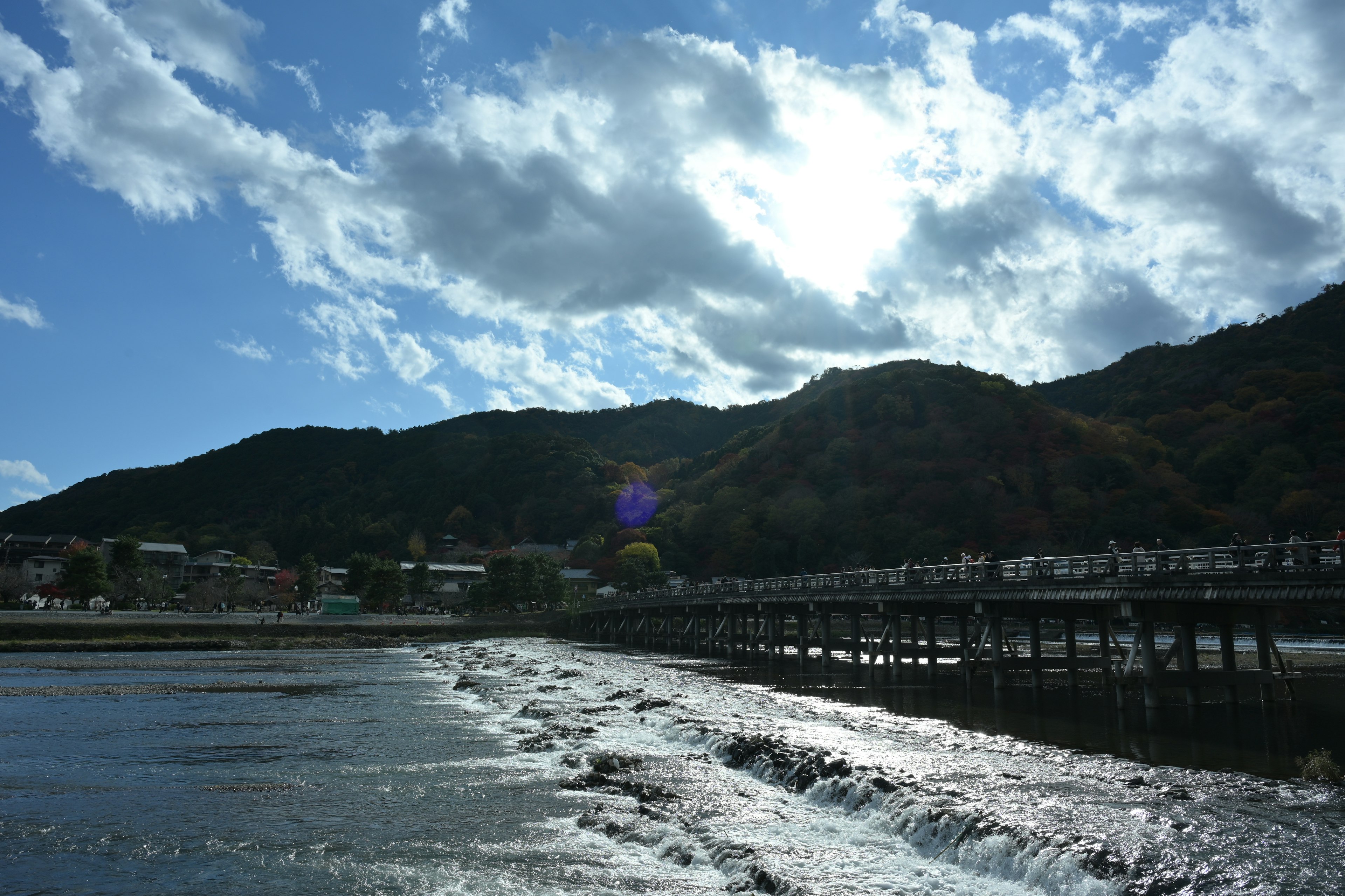 海岸と山々が見える風景　青空と雲が広がる