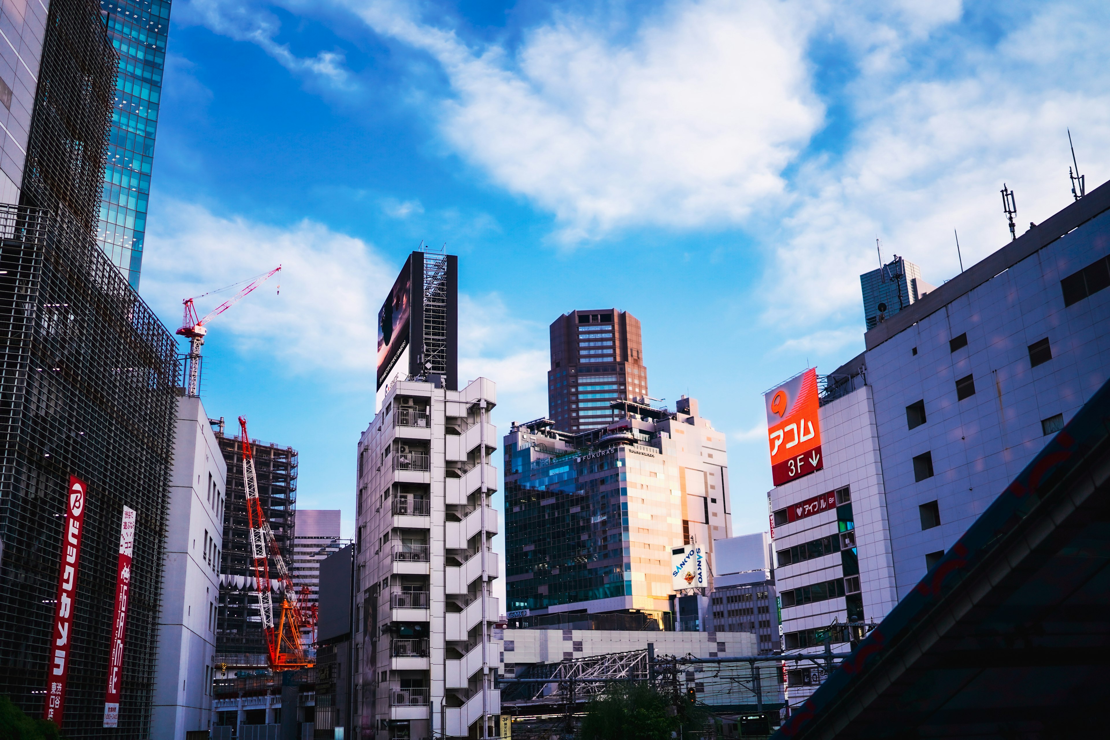 高層ビルが立ち並ぶ都市の風景と青空