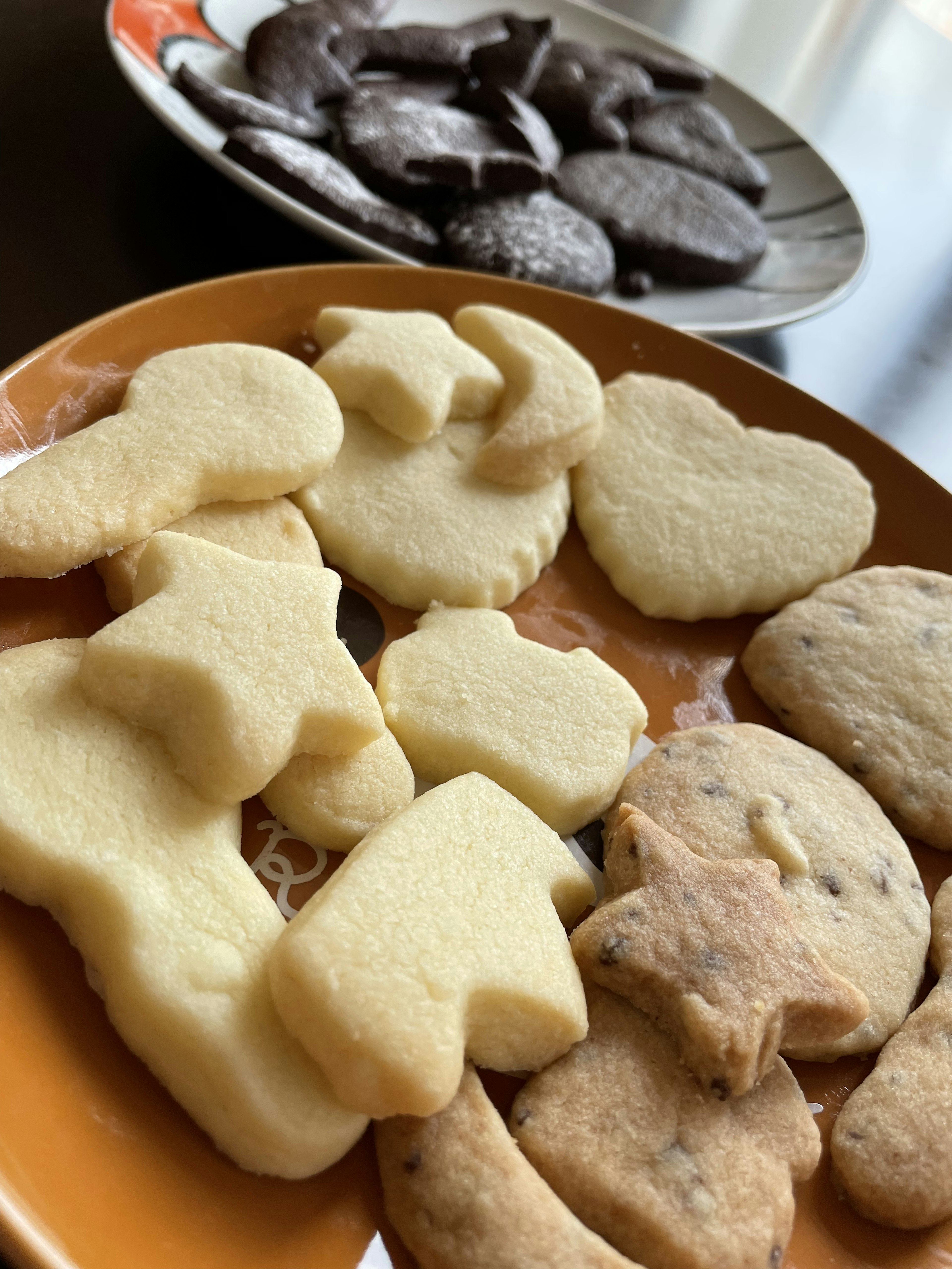 Piatto di biscotti assortiti con forme di stelle e cuori