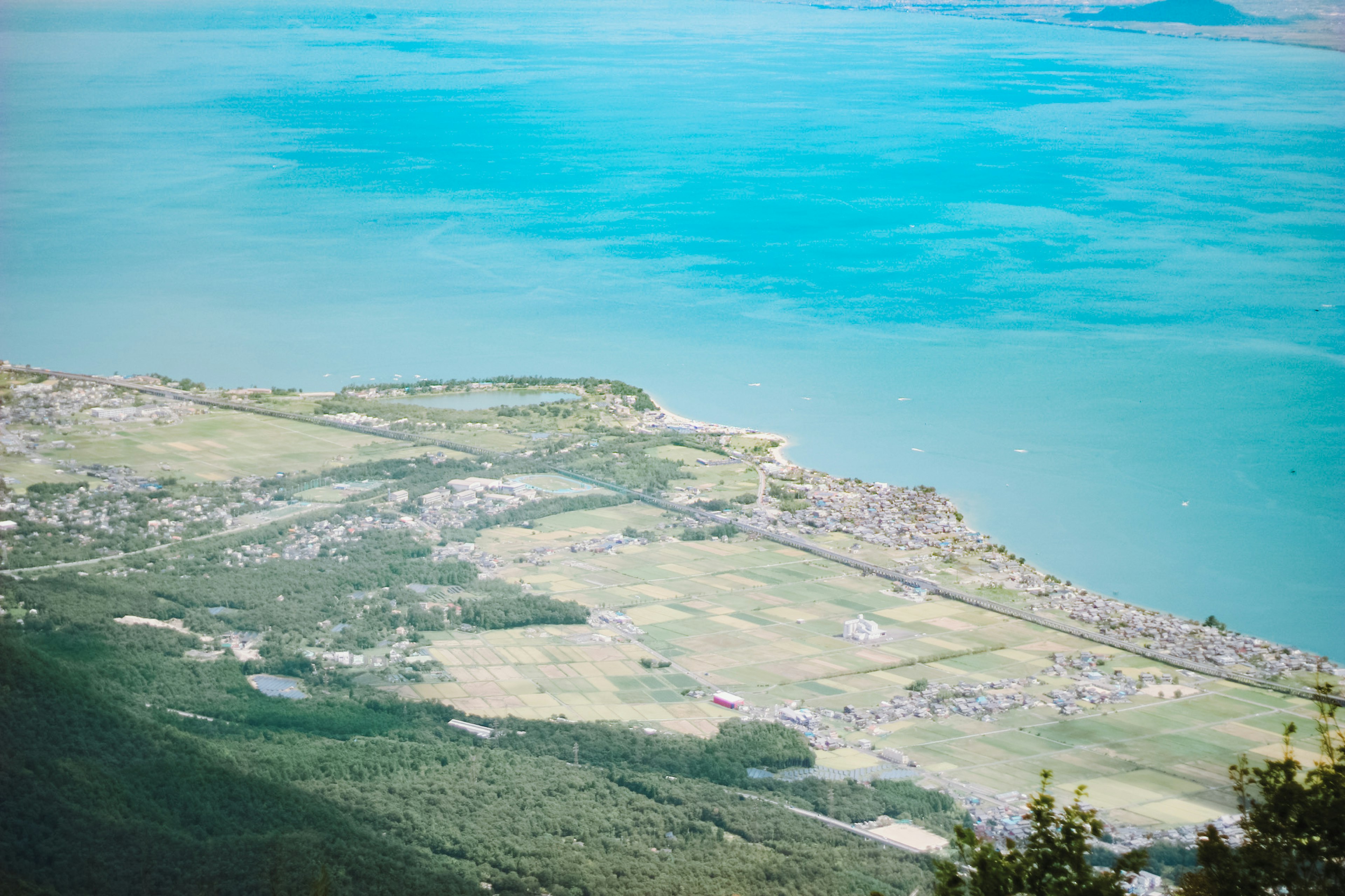 Une vue imprenable sur des eaux turquoise et des terres verdoyantes