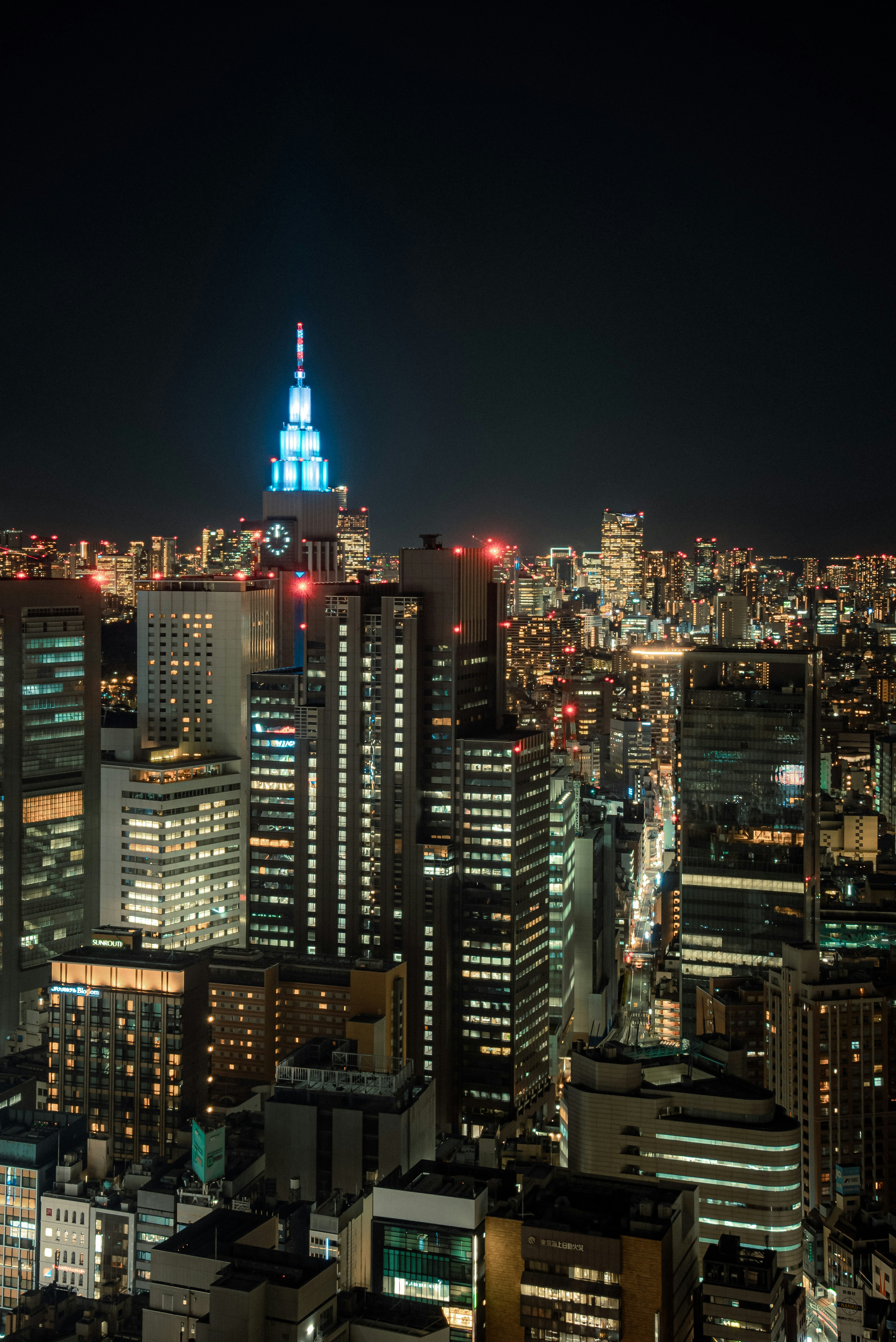 Vista nocturna de los rascacielos de Tokio con la Torre de Tokio iluminada