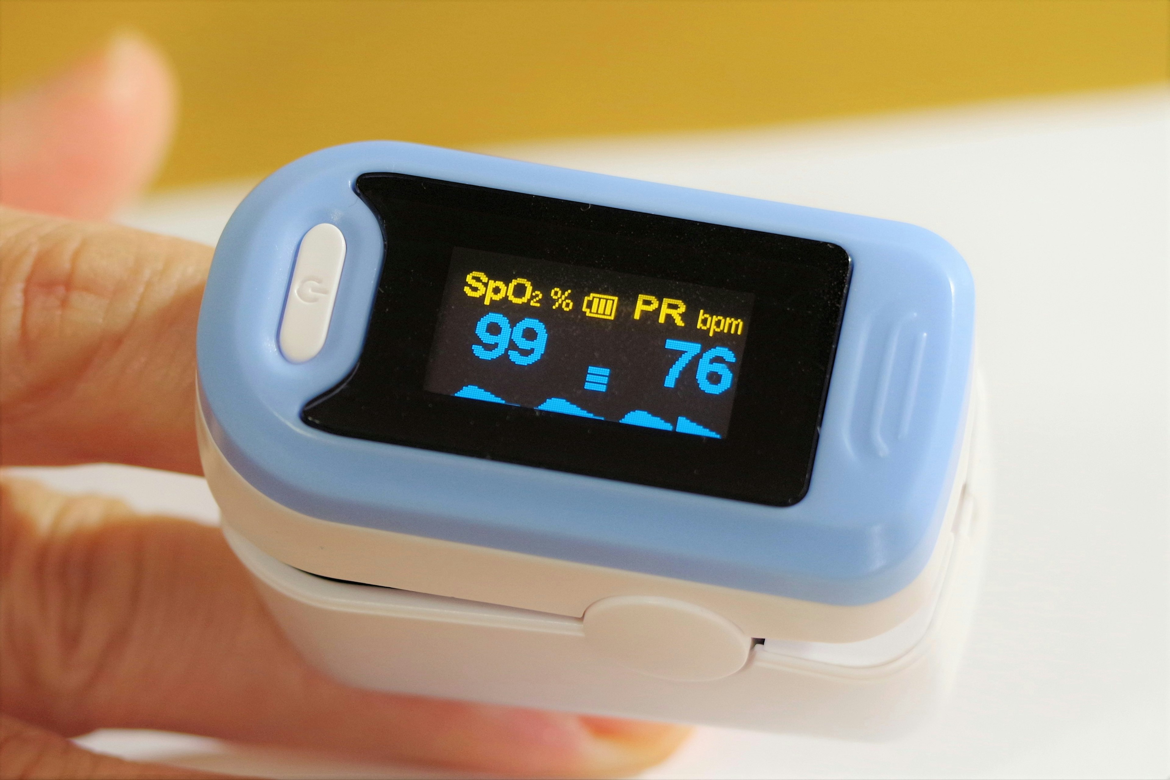 Sebuah oximeter jari yang menampilkan saturasi oksigen 99% dan denyut nadi 76