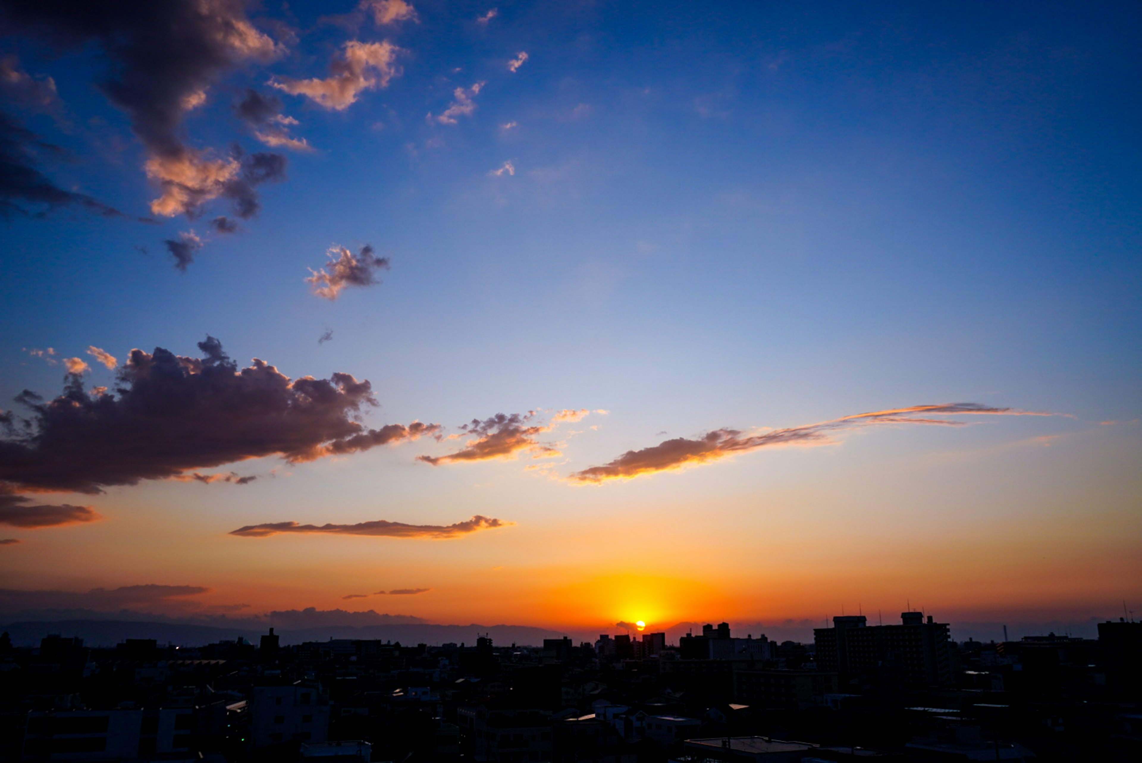 夕日が沈む美しい空の風景と雲