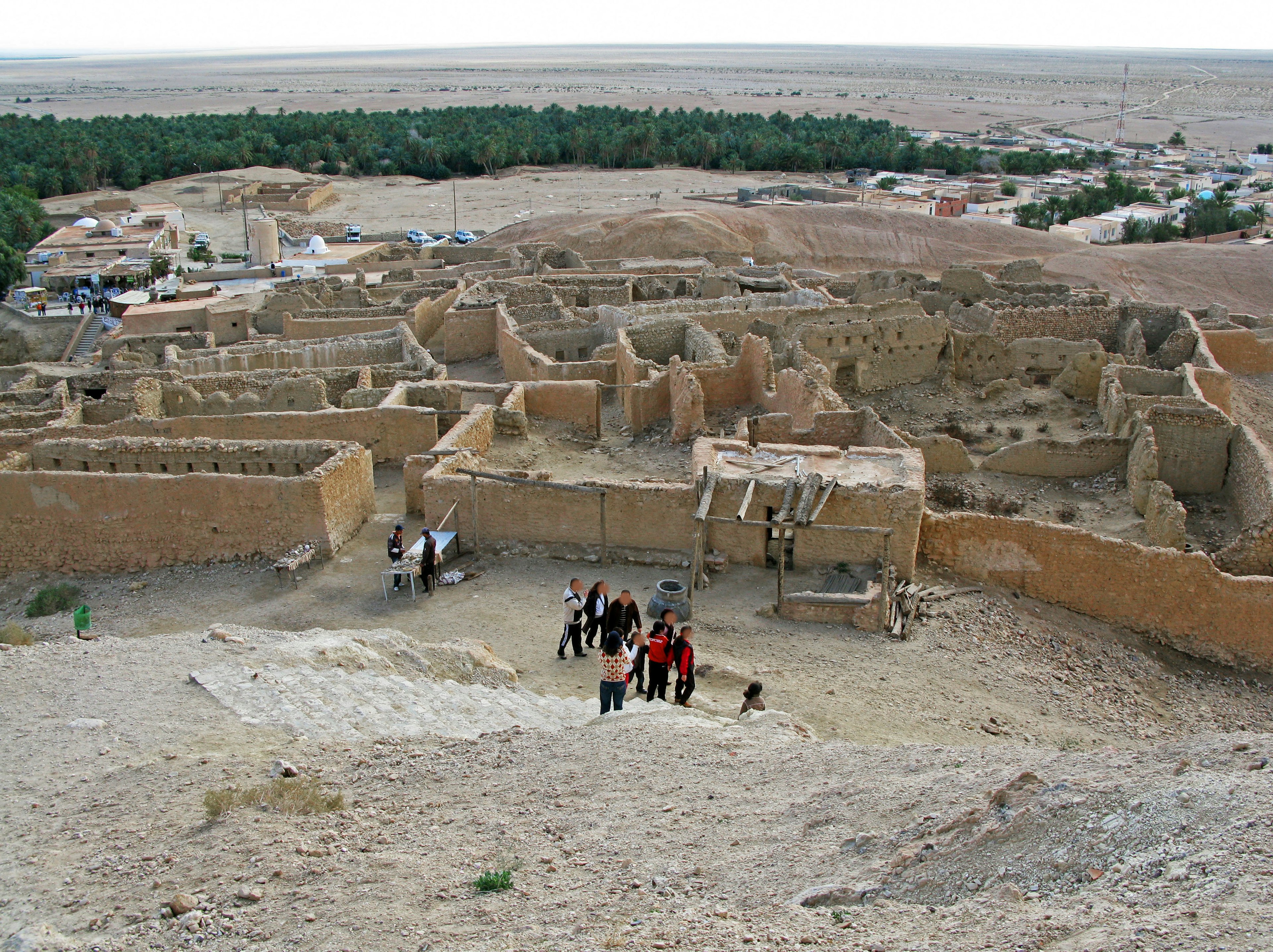 Vista delle rovine antiche con persone che esplorano