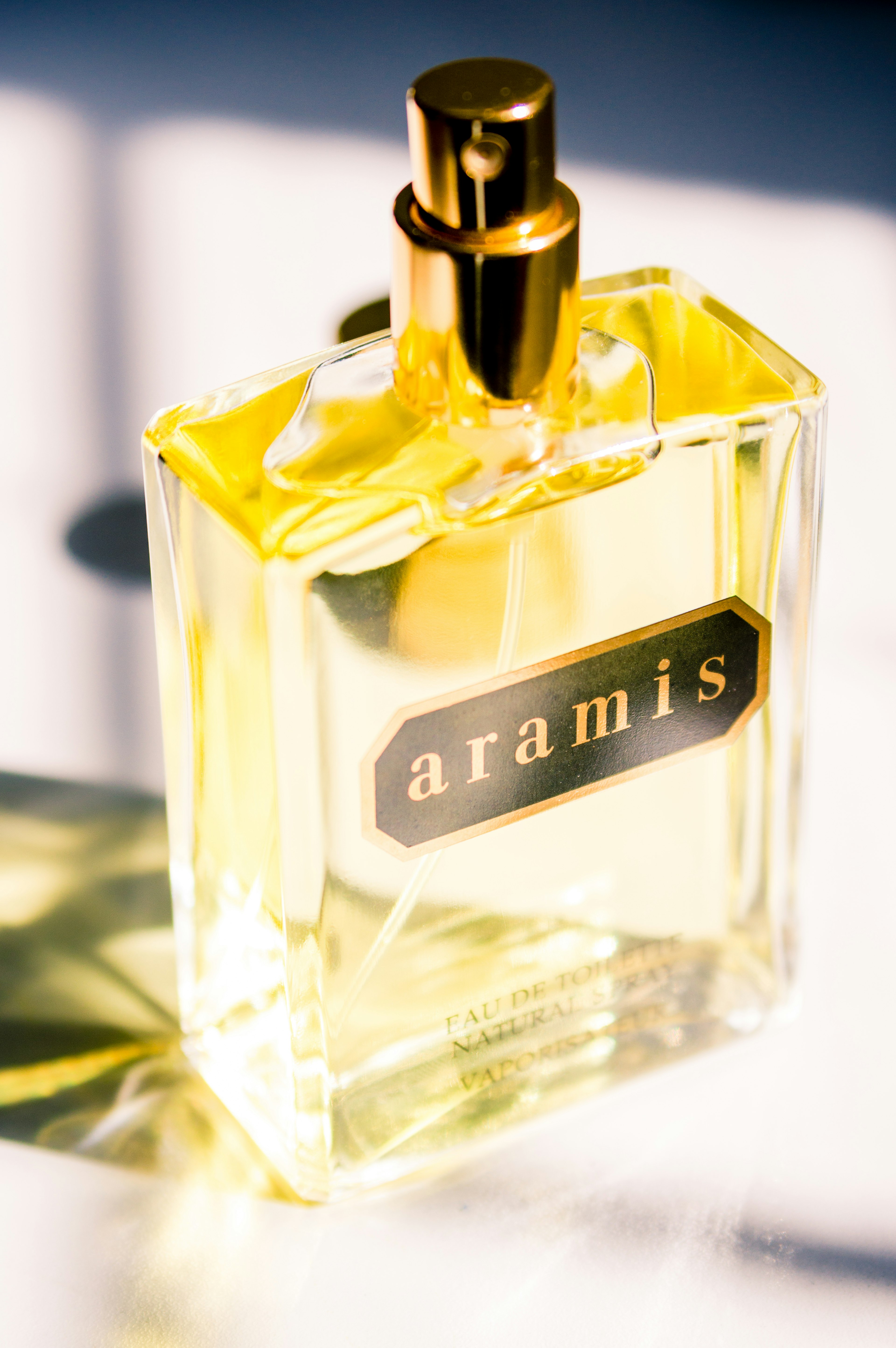 Botol parfum Aramis yang disinari cahaya