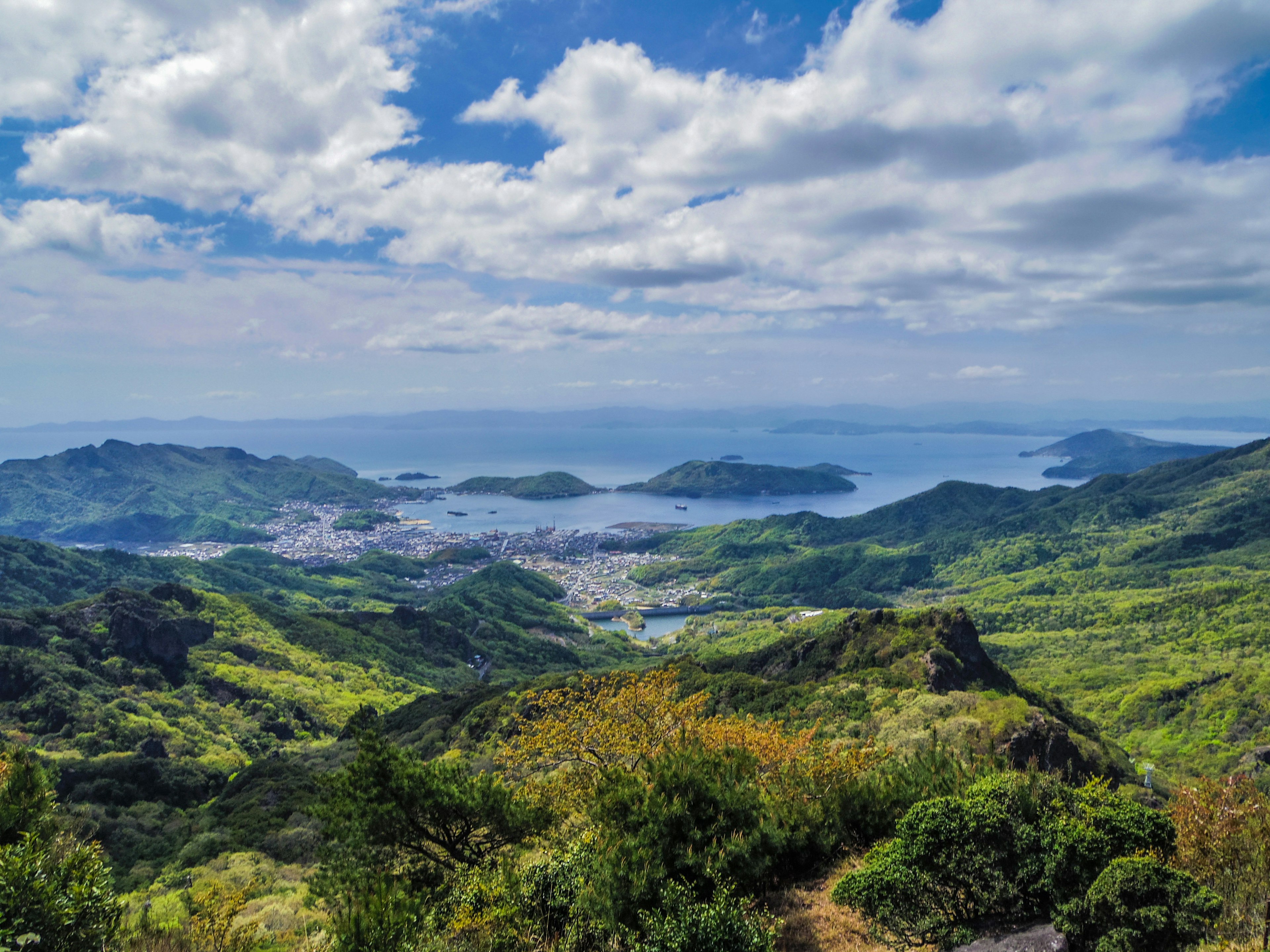 緑豊かな山々と青い海の美しい風景