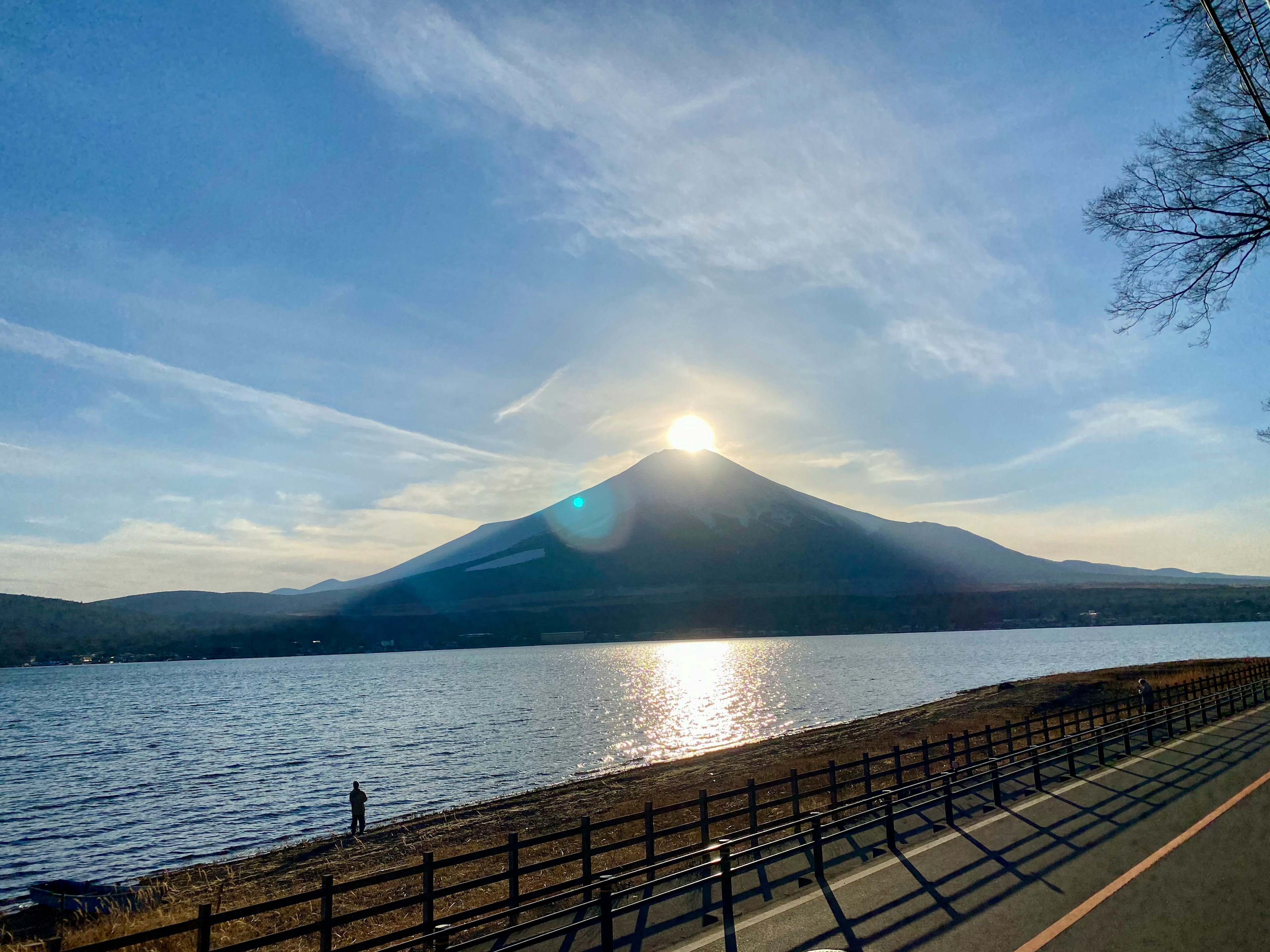 富士山の美しい風景と湖の反射太陽が山の頂上に位置する