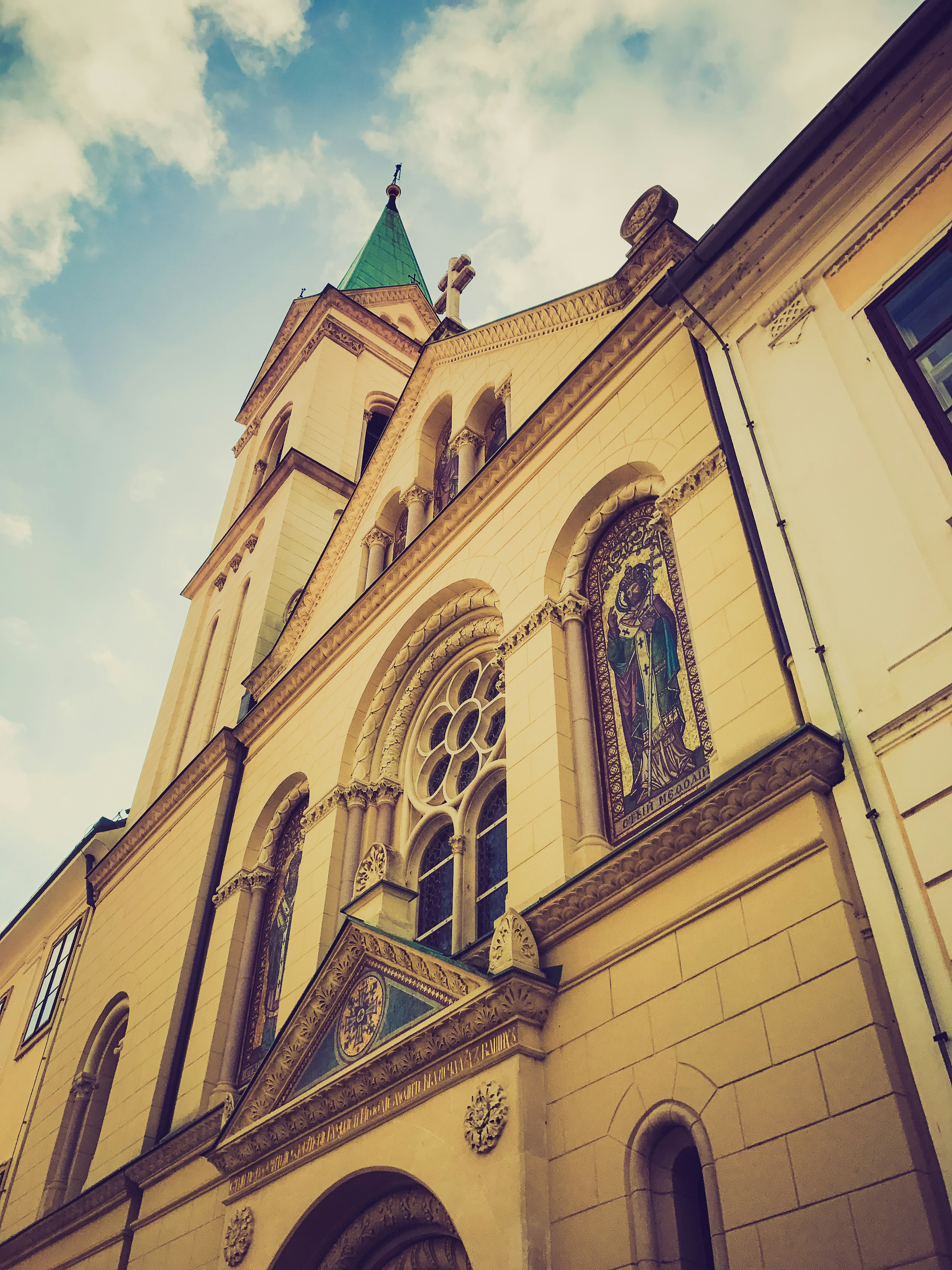 Eksterior indah sebuah gereja dengan menara hijau