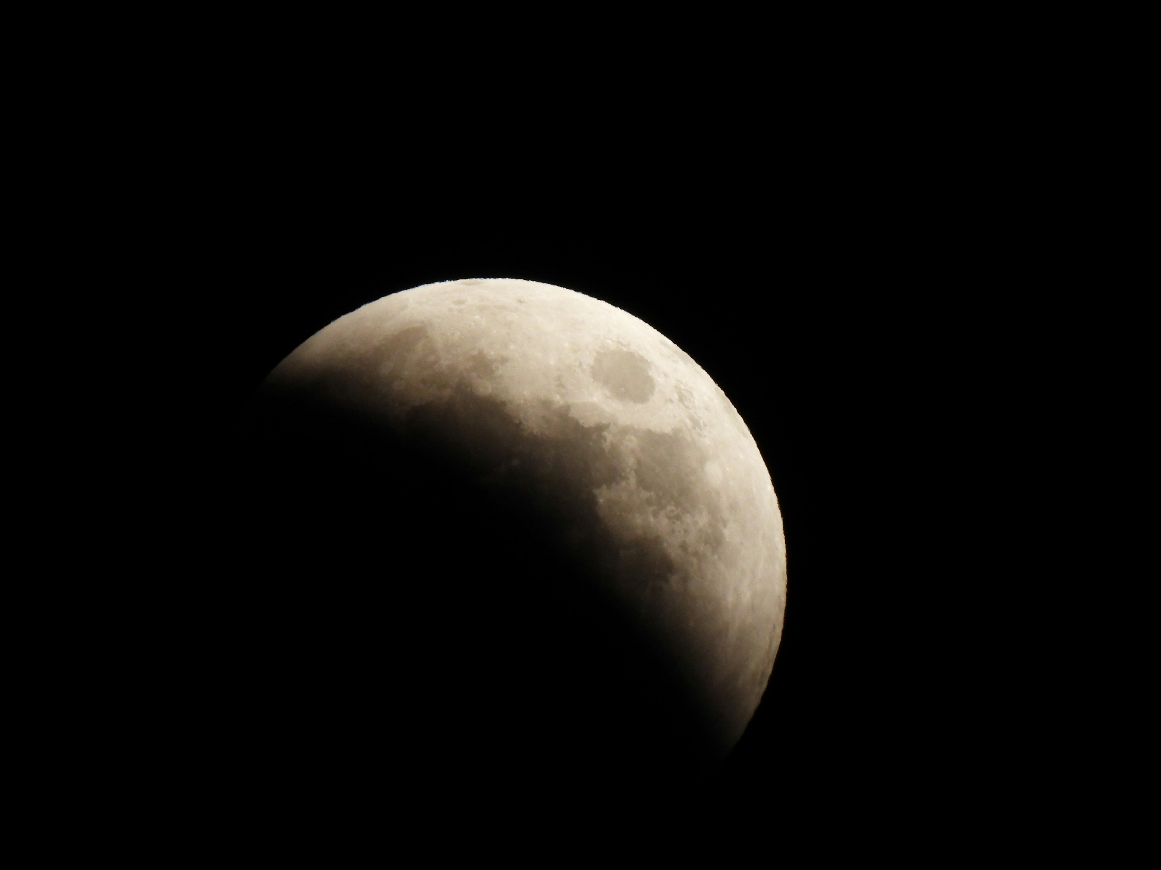 Eclipse lunar parcial con fondo oscuro